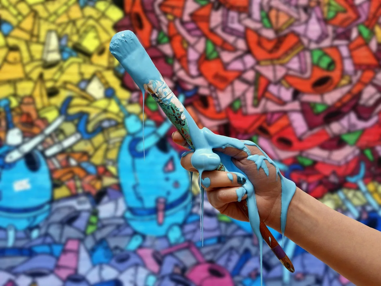 Mavi duvar üzerine renkli graffiti sanatı