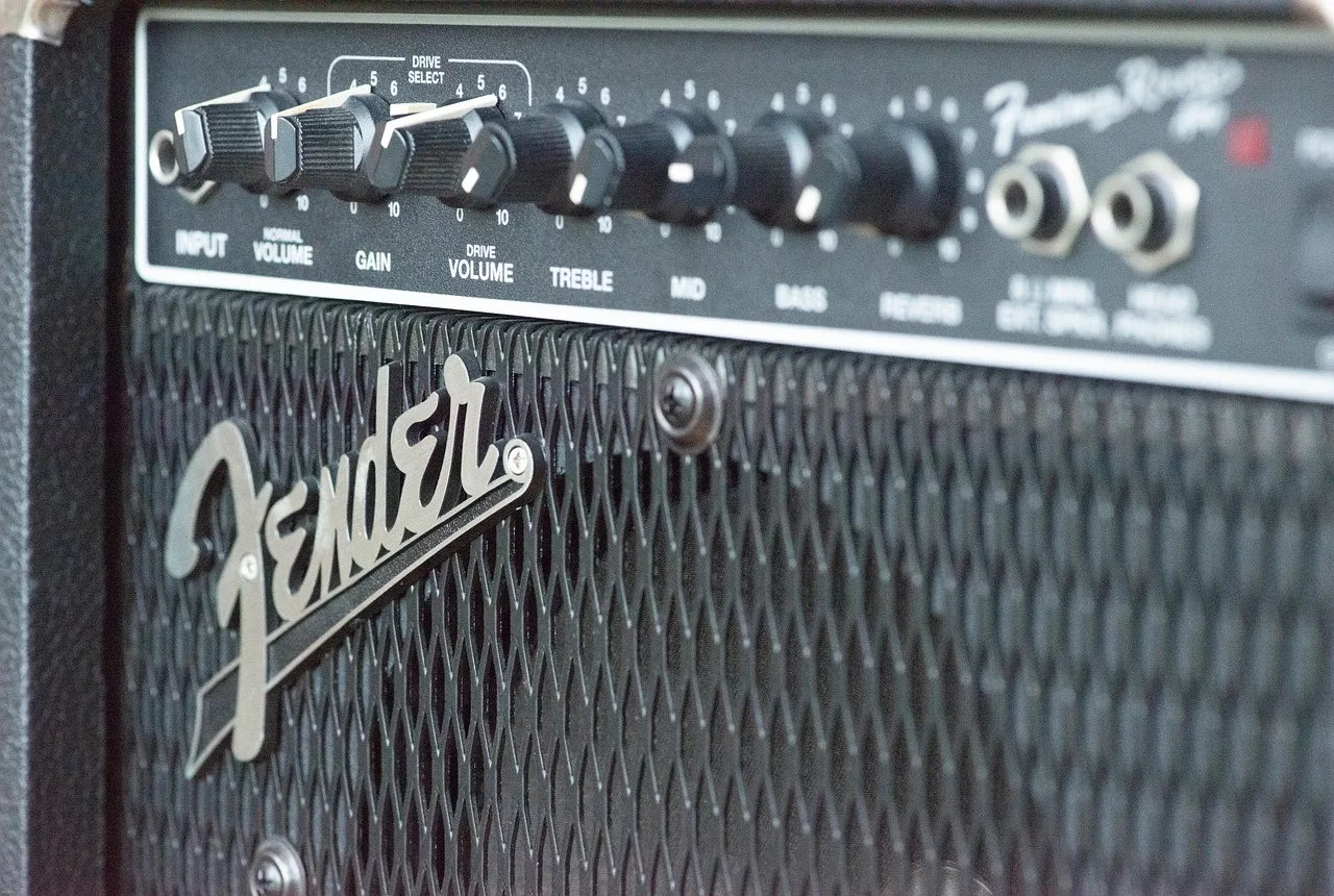 Mavi gri gitar amplifikatörü kontrol düğmeleri