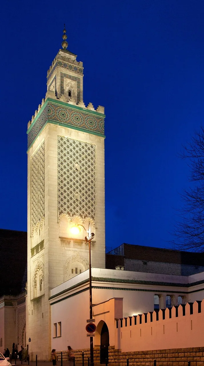 Mavi ışıklarla süslü gece camisi - minareli mimari