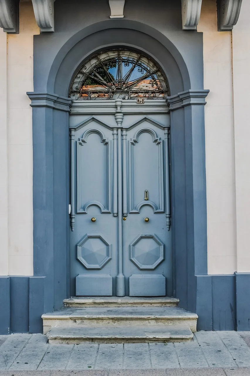 Mavi kapı ve eski neoklasik ev - Limassol sokağı