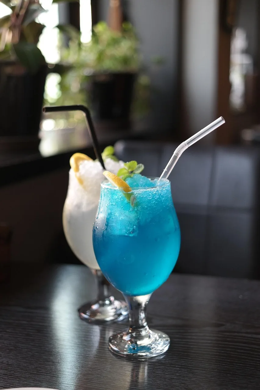 Mavi limonata sunumu - kafe atmosferi