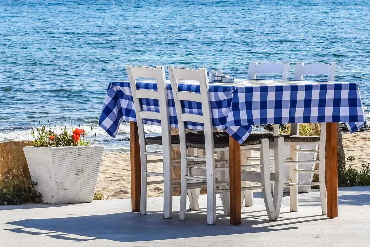Mavi masa ve sandalyalarla geleneksel Yunan taverna