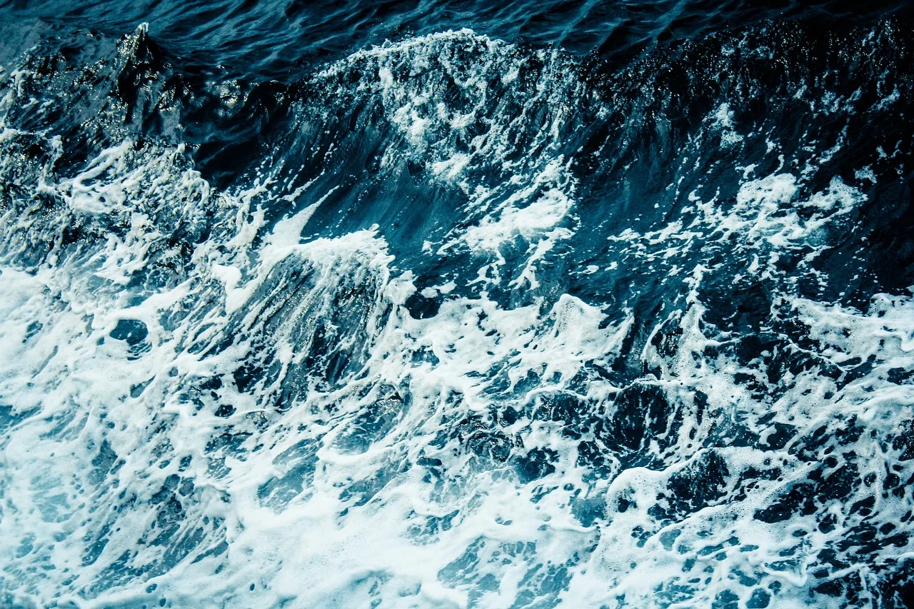 Mavi okyanus dalgaları deniz suyu köpüğü