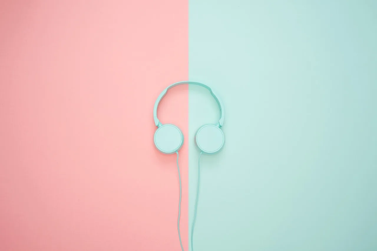 Mavi-pembe pastel kulaklıklar flat lay fotoğrafı