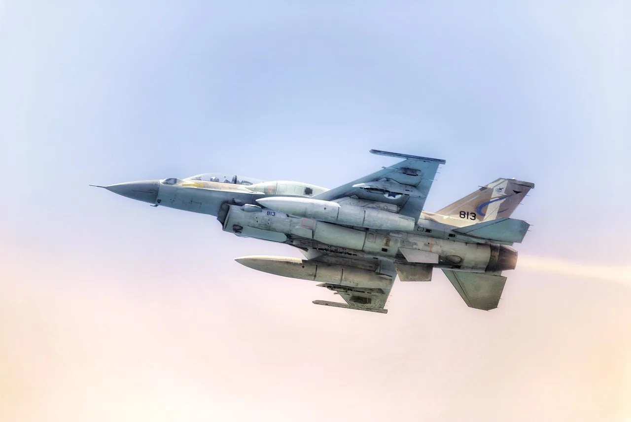 Mavi savaş uçağı - jet tipinde askeri uçak