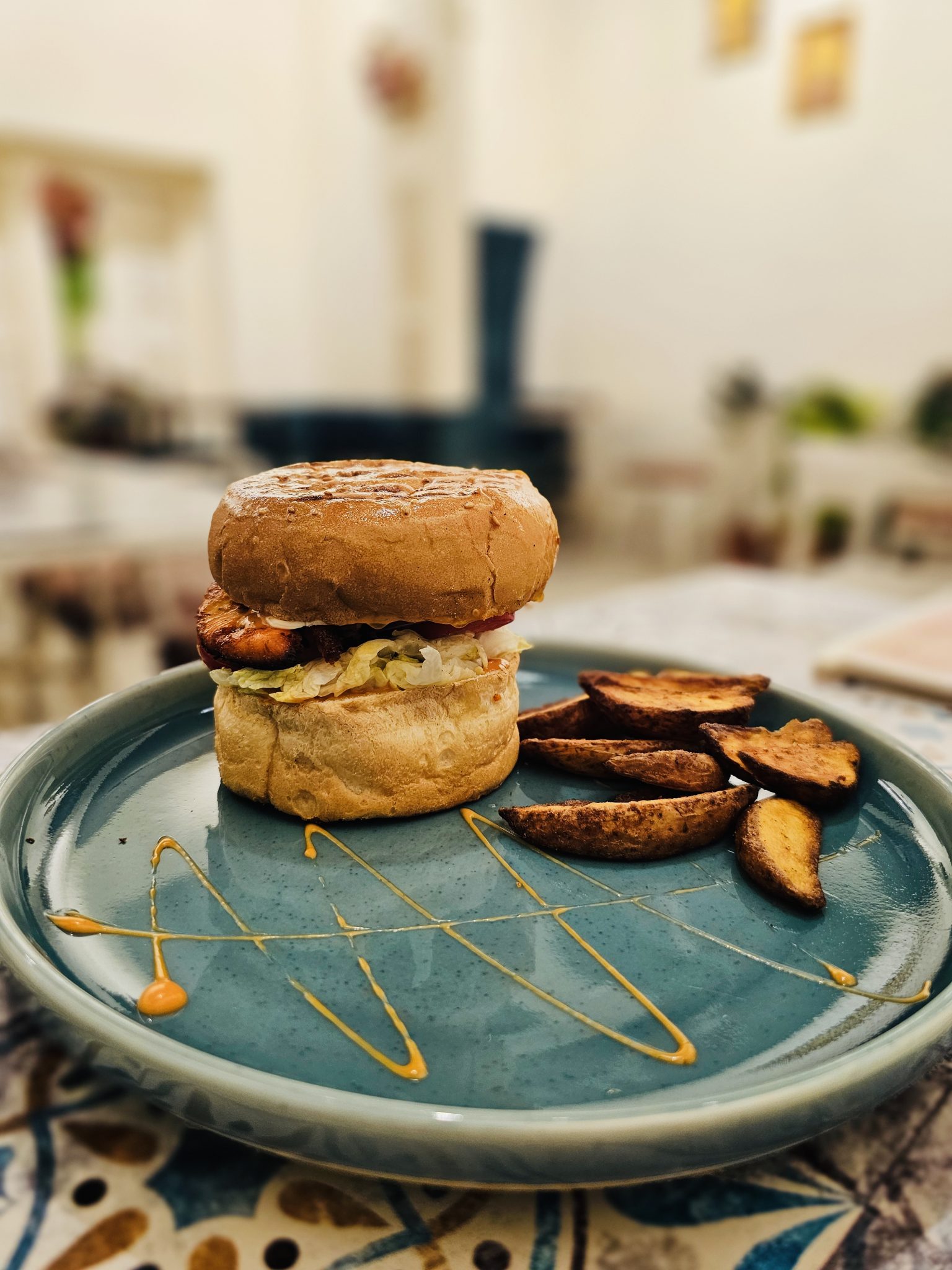 Mavi Tabakta Ev Yapımı Tavuk Burger ve Baharatlı Fırın Patates