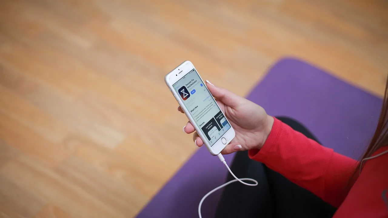Meditasyon uygulamalı iPhone fotoğrafı sağlıklı pembe detay