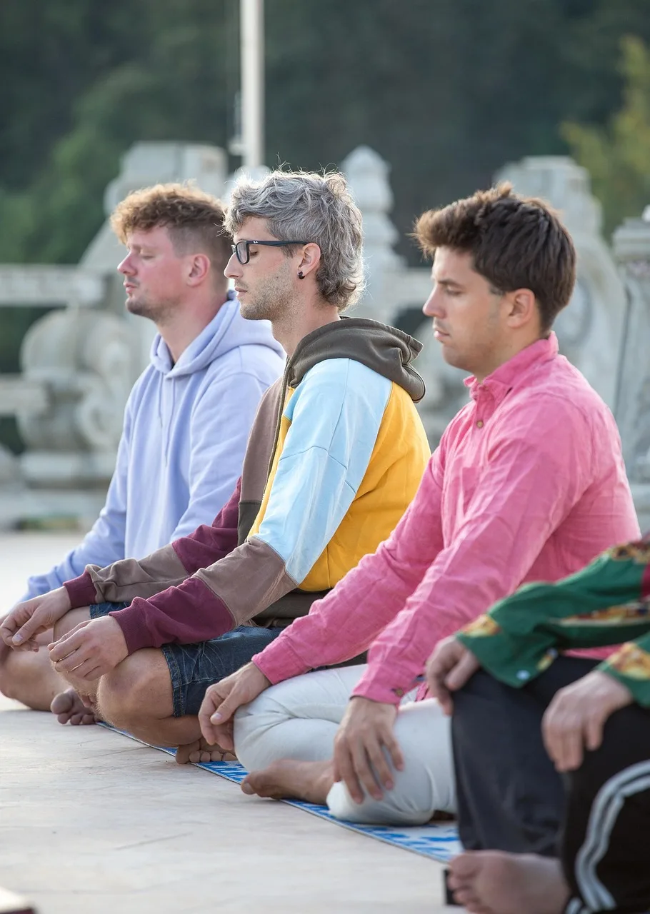 Meditasyon yapan genç adam - sakin yaşam
