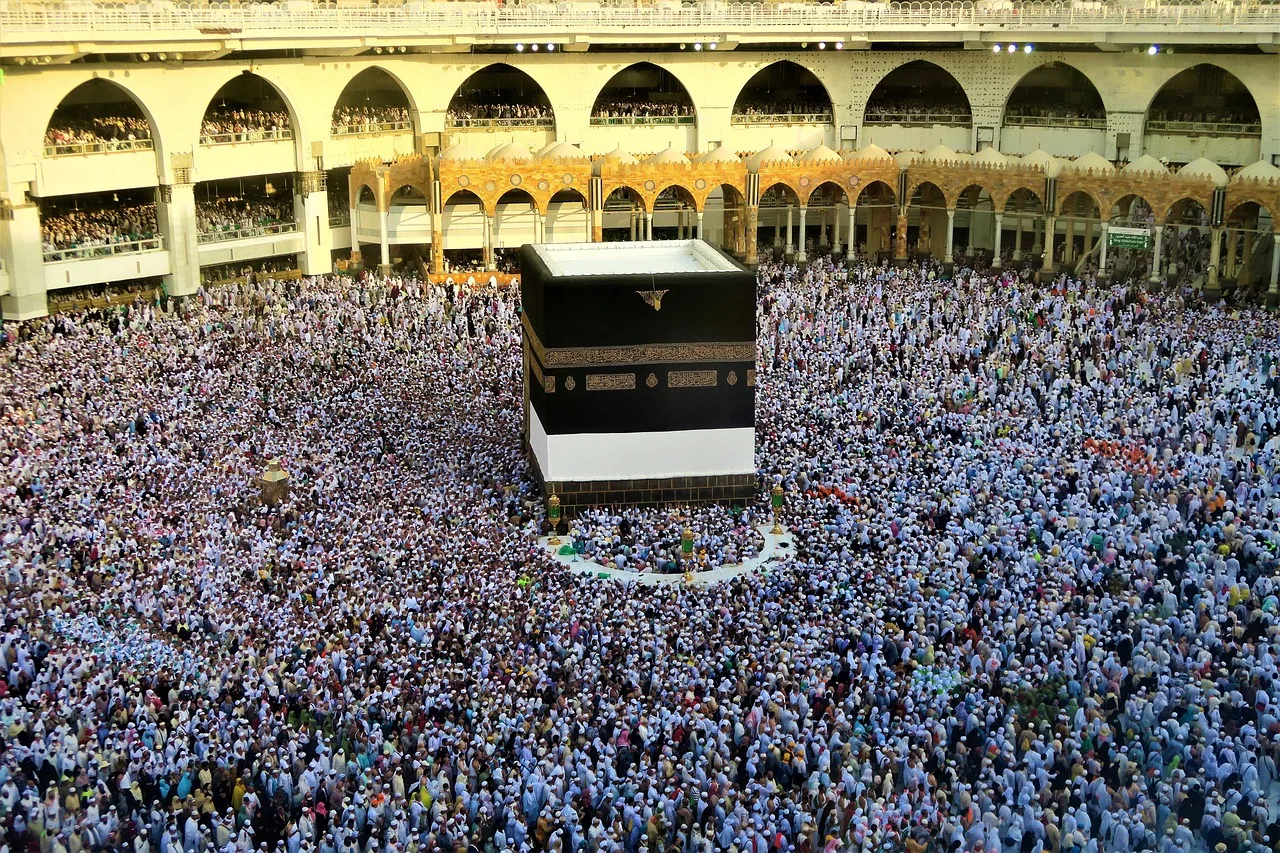 Mekke camii kalabalık ibadet sahnesi