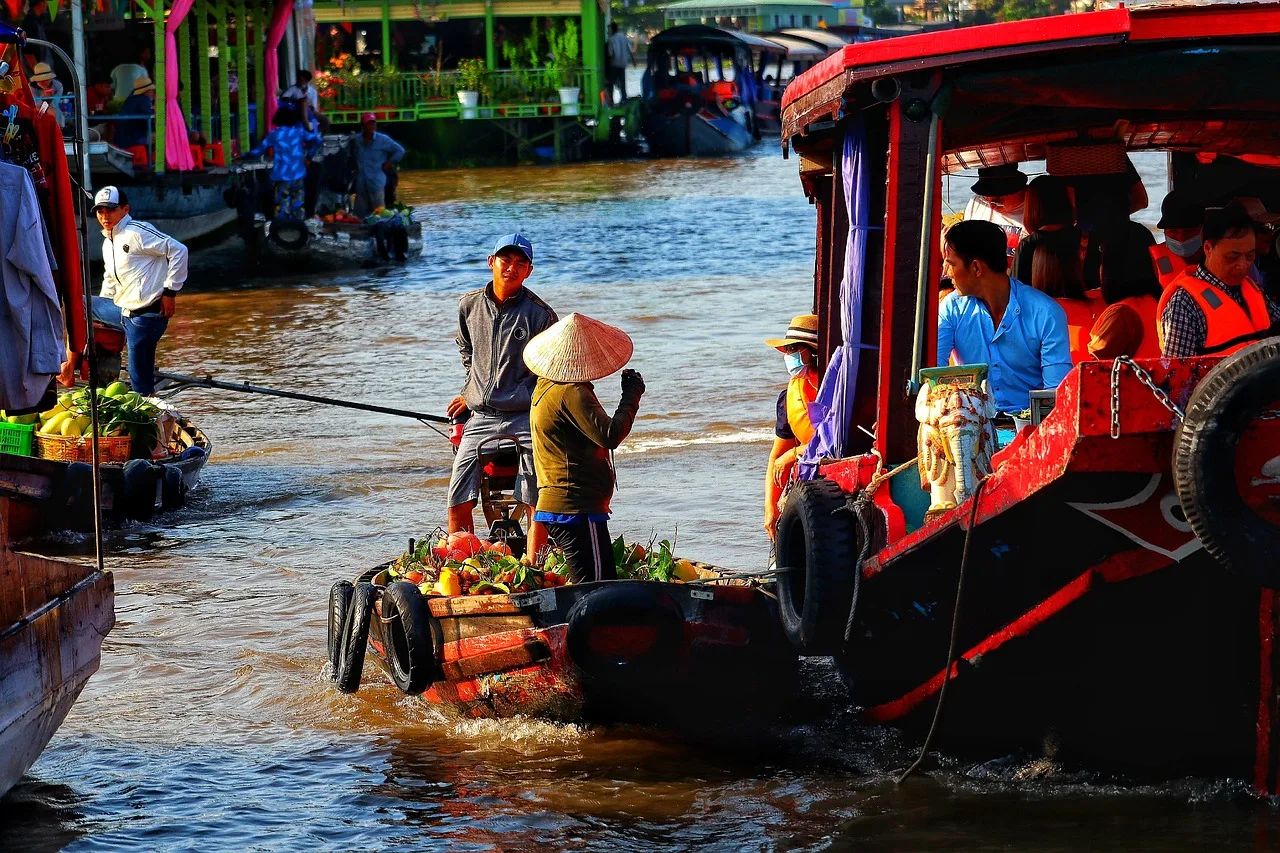 Mekong yüzer pazarında sebze meyve tekneleri