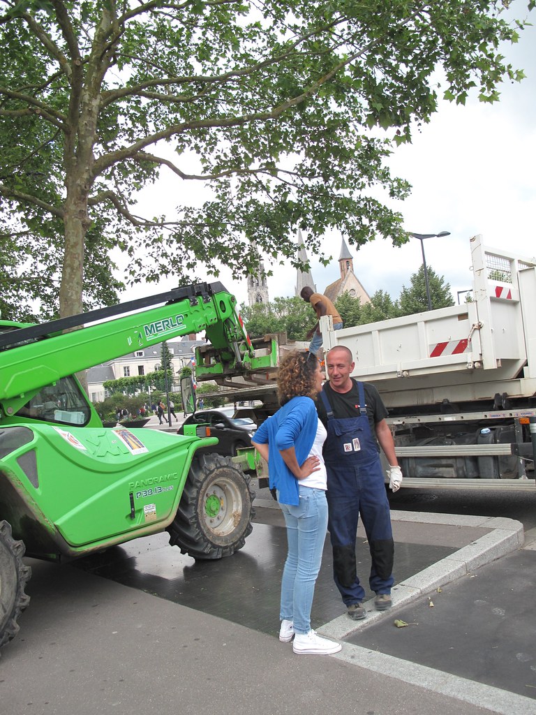 Merlo teleskopik forklift ve kamyonun bulunduğu kent meydanındaki hizmet sahnesi