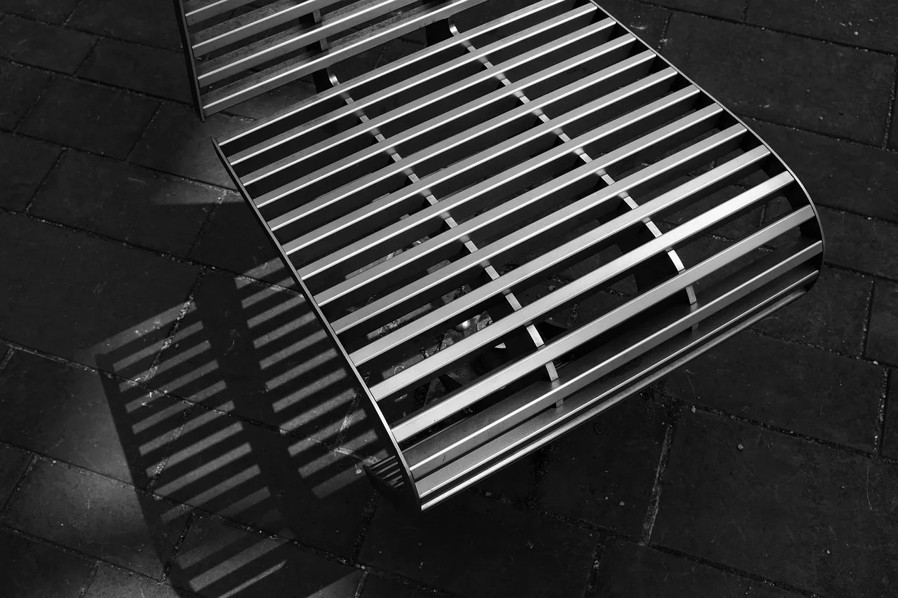 Metal sandalye monokrom minimal tasarım fotoğrafı