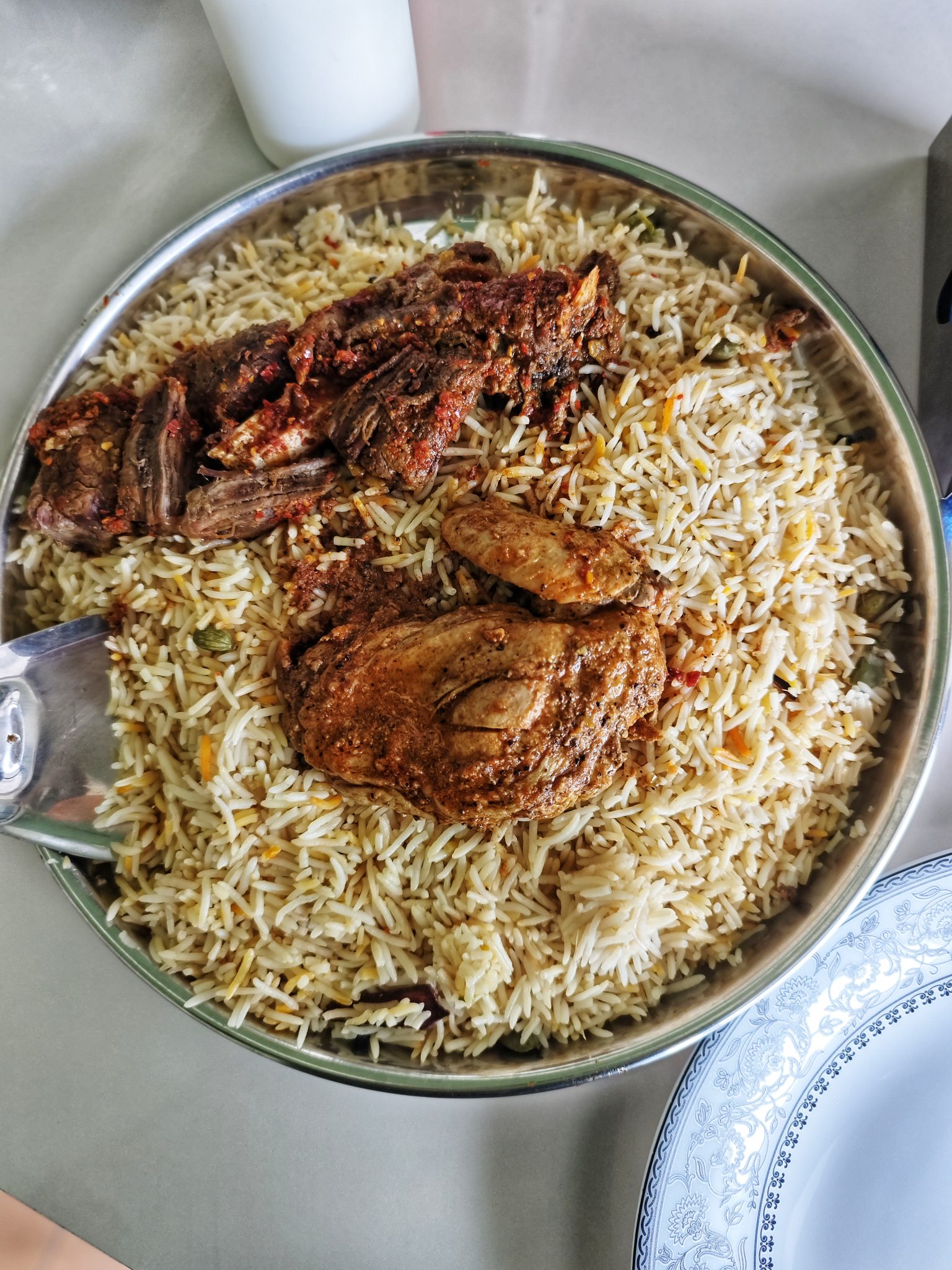 Metal Tepside Tandır ve Tavuklu Biryani: Baharatlı Pilav Sunumu