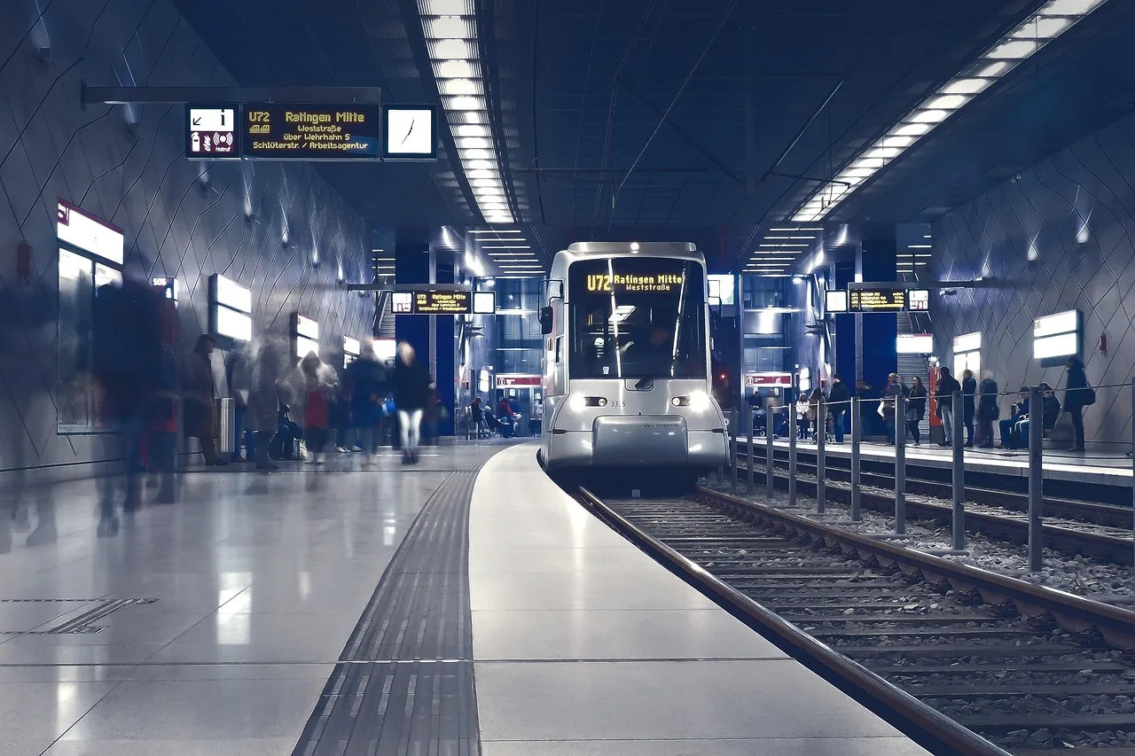 Metro istasyonu platformu - modern mavi altyapı