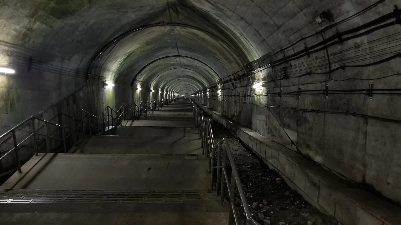 Metro istasyonu tünel platformu - modern mimari