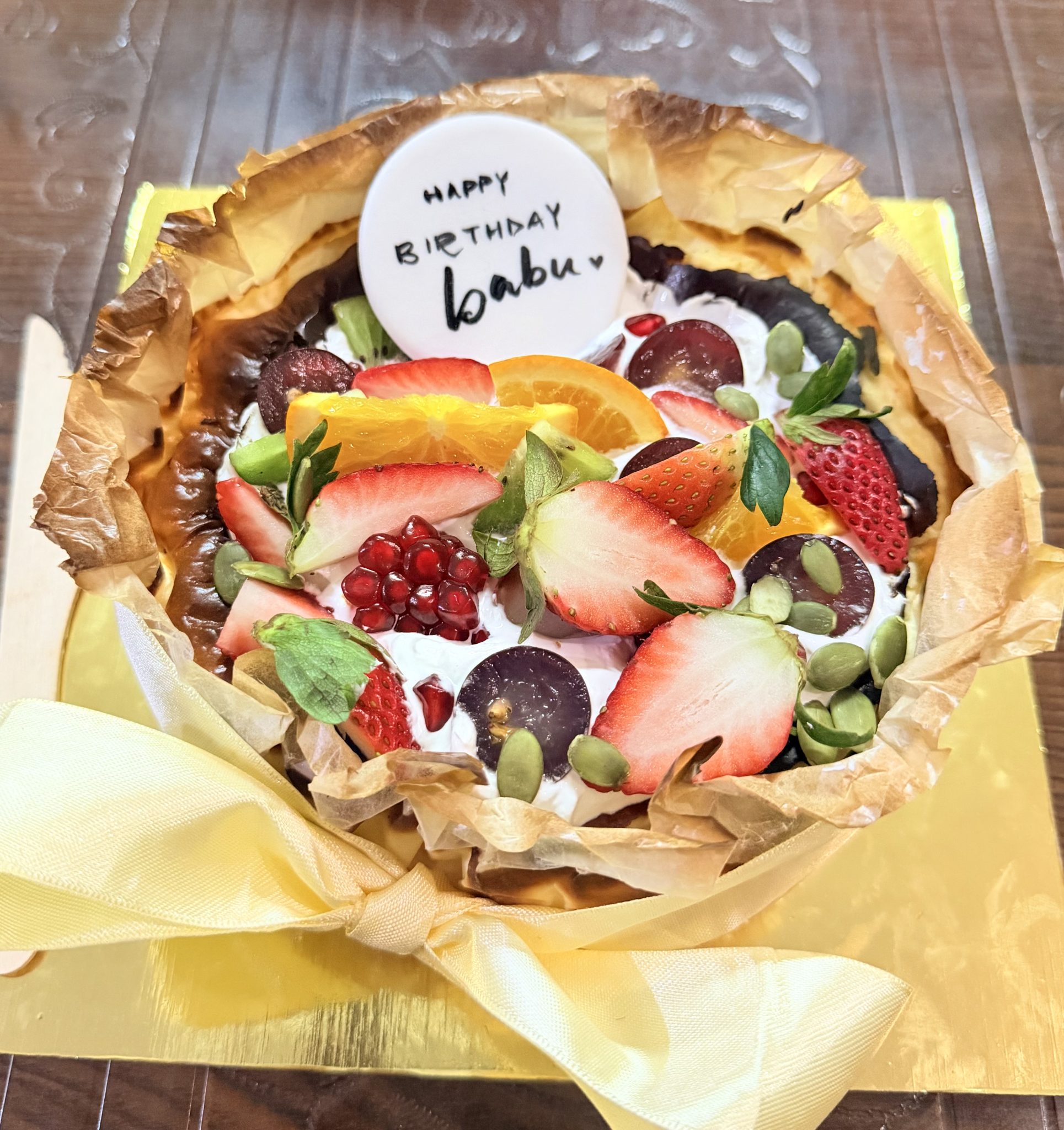 meyveli çikolatalı cheesecake doğum günü pastası ve kişisel kutlama mesajı