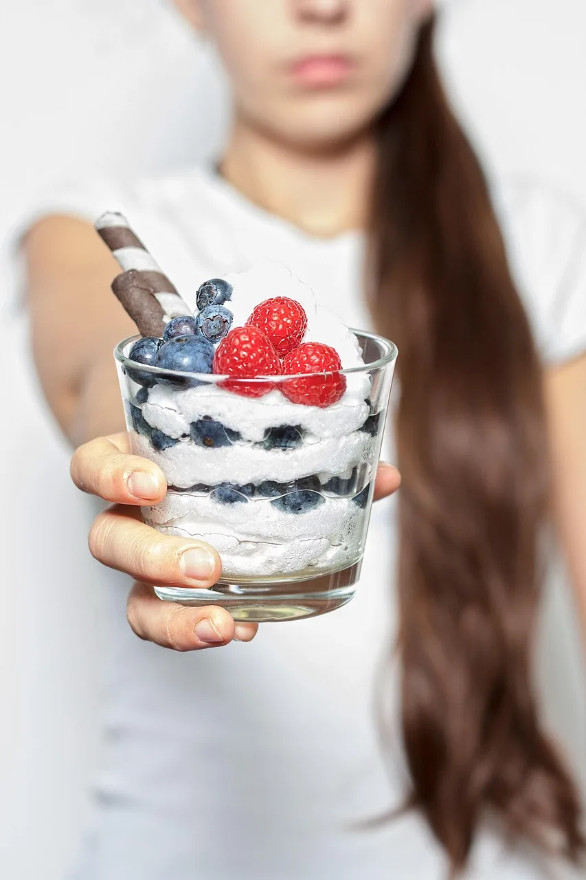 Meyveli proteinli kahvaltı tabağı - sağlıklı başlangıç