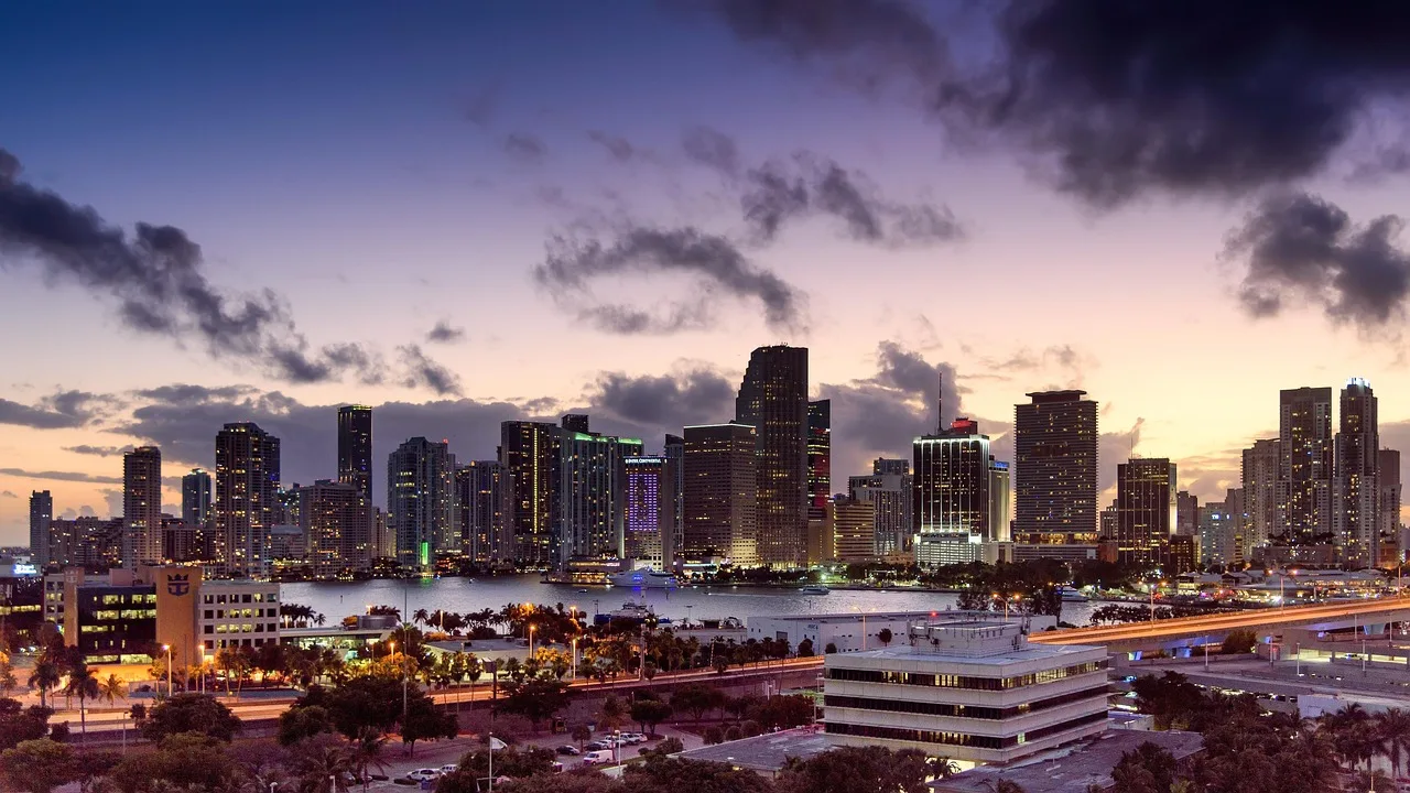 Miami Florida gün batımı şehir silueti