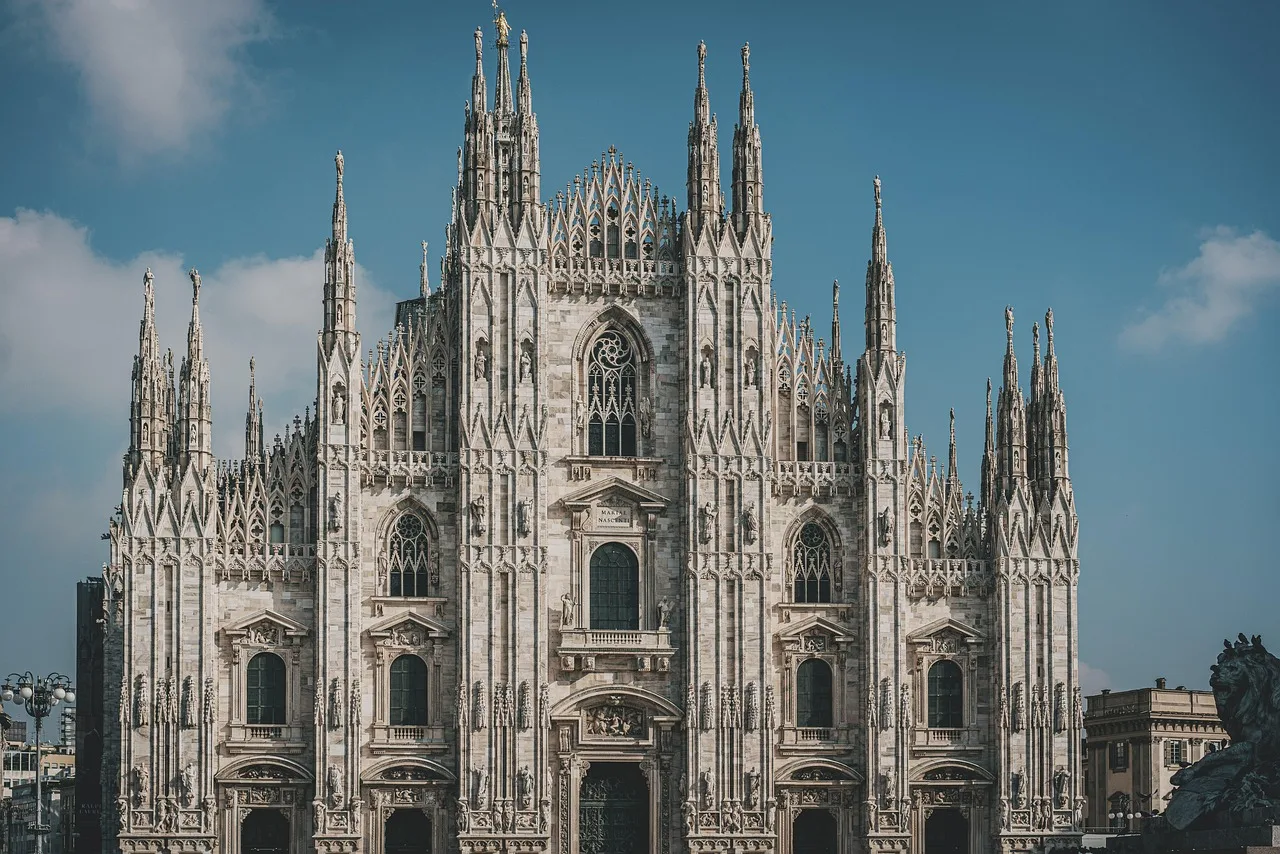Milan Duomo dış cephesi - gotik mimari