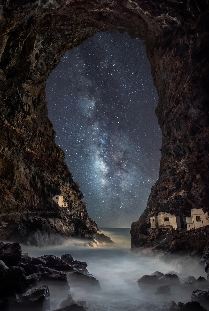 Milky Way gökyüzü deniz manzarası - galaksi ve mağara