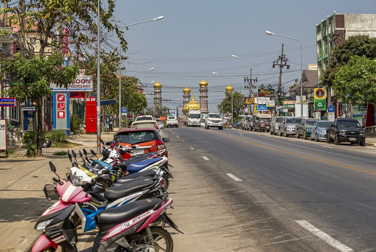 Minareli sokakta mopedli şehir manzarası - tarihi mimari