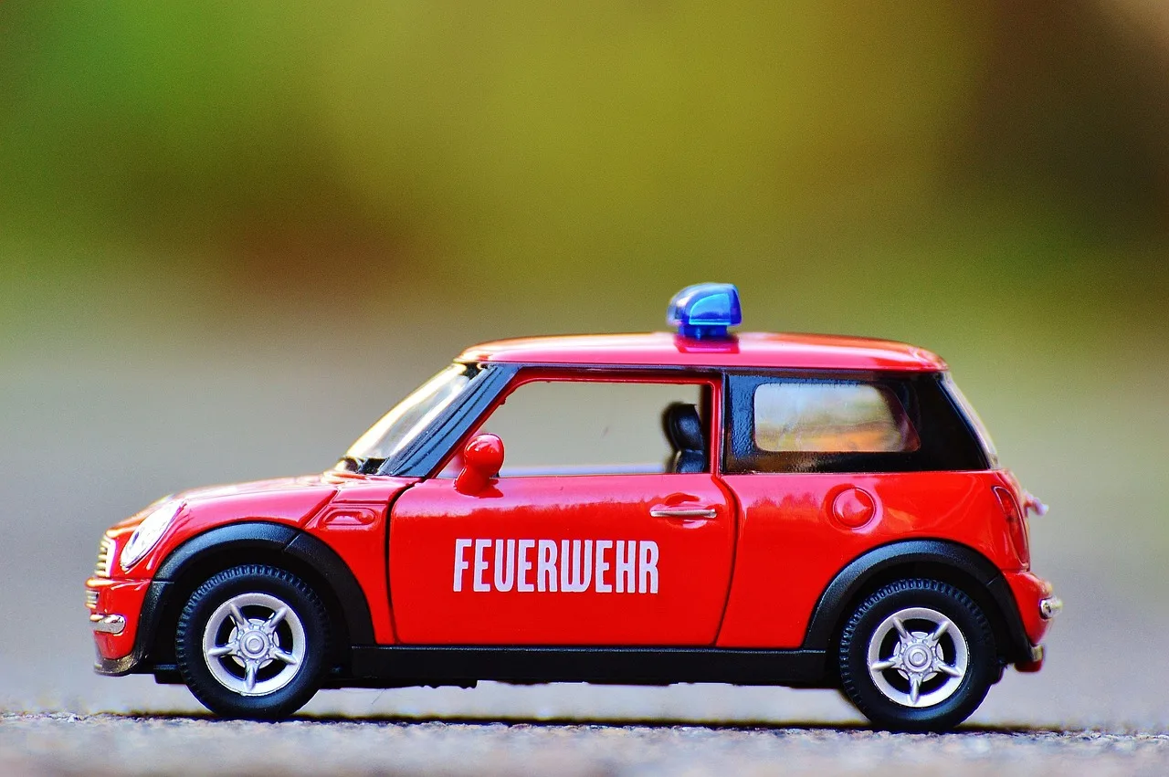 Mini Cooper oyuncak araba - kırmızı ve mavi ışıklı
