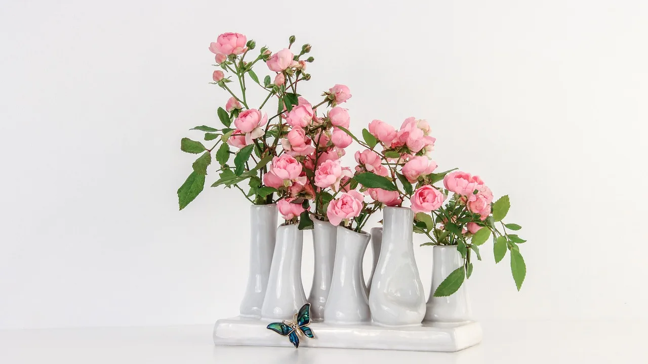 Mini pembe güller ve kelebek - romantik düzen