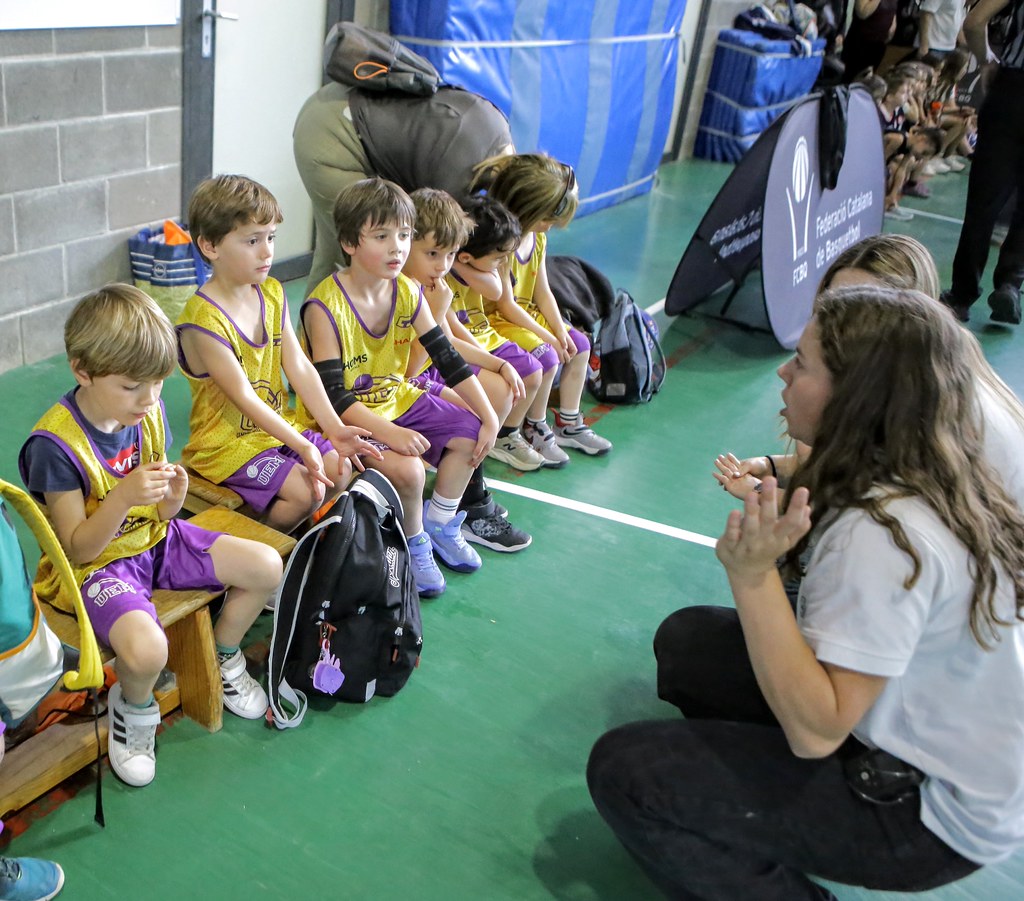 Minik basketbolculardan oluşan takımın antrenman öncesi motivasyon konuşması