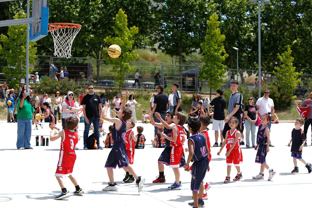 Minik Sporcuların Açık Havada Basketbol Maçı Keyfi ve Rekabet Dolu Anları