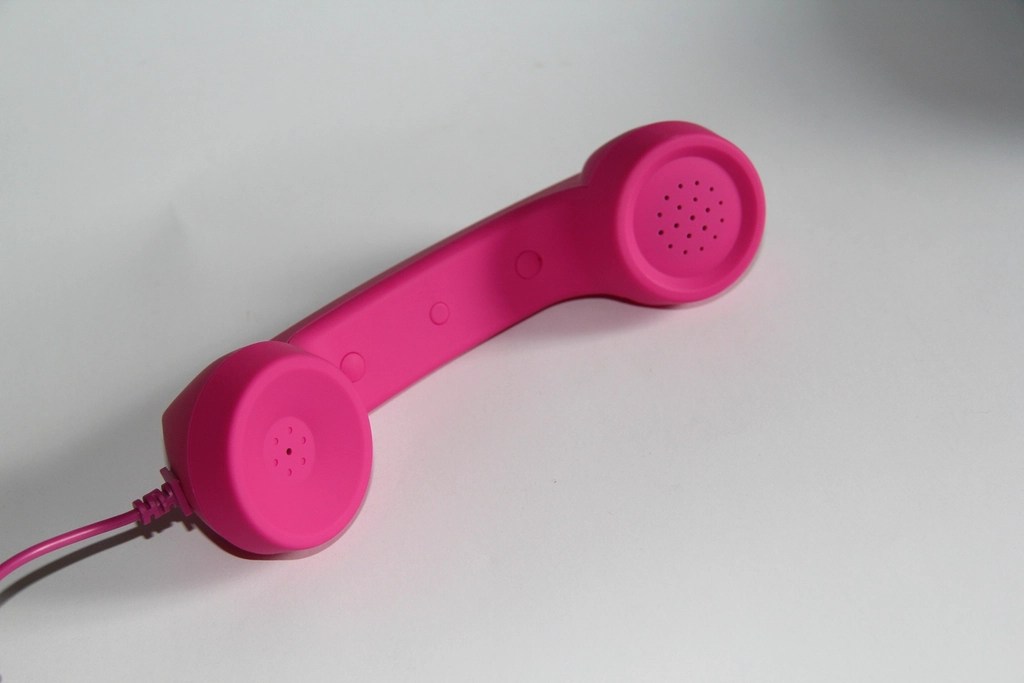 Minimal Beyaz Arka Planda Retro Stil Pembe Telefon Ahizesi Ürün Görseli