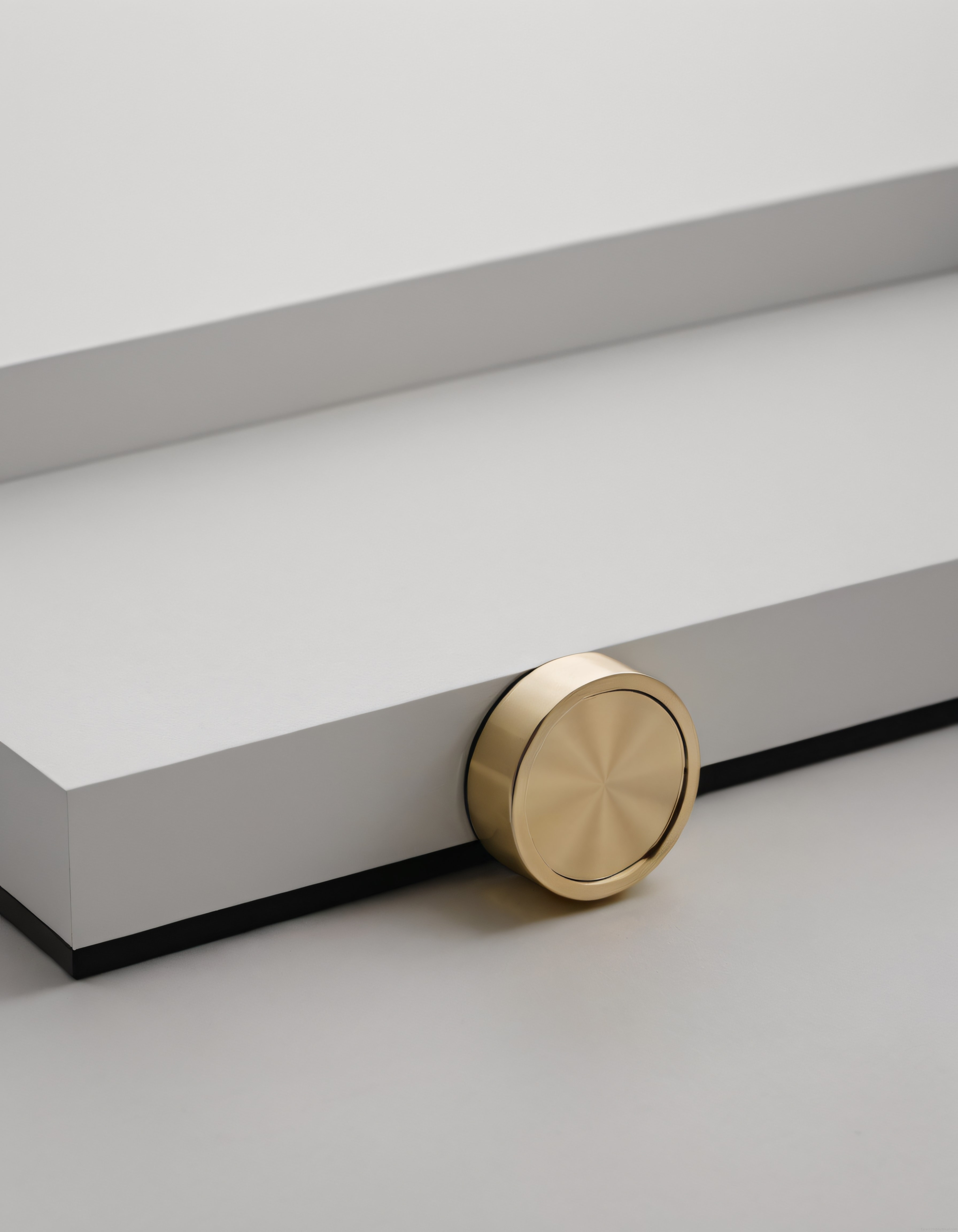 Minimal Tasarımlı Altın Düğmeli Modern Ses Sistemi ve Şık Beyaz Soundbar