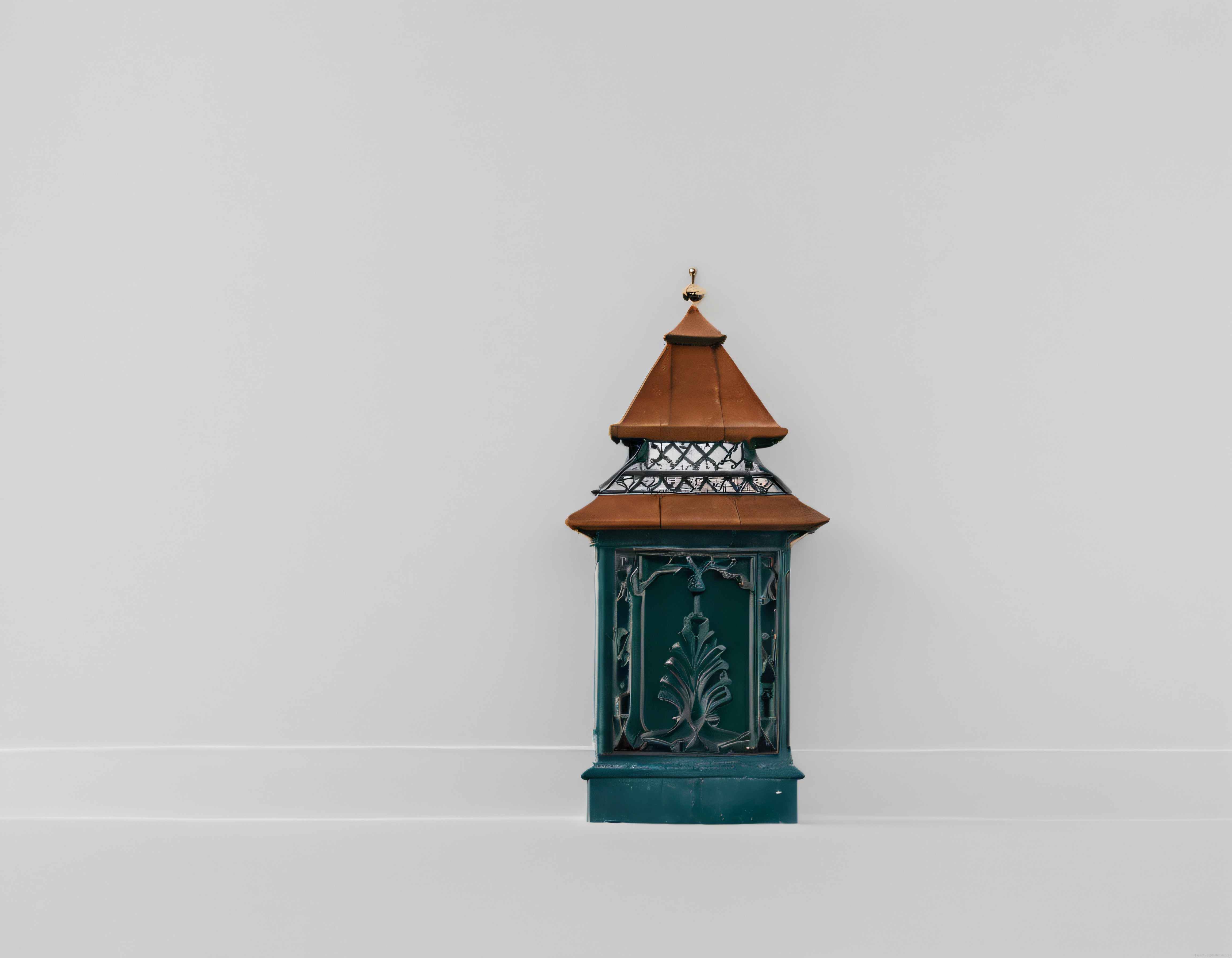 Minimalist arka planda antik bakır çatılı yeşil metal fener ve dekoratif lamba