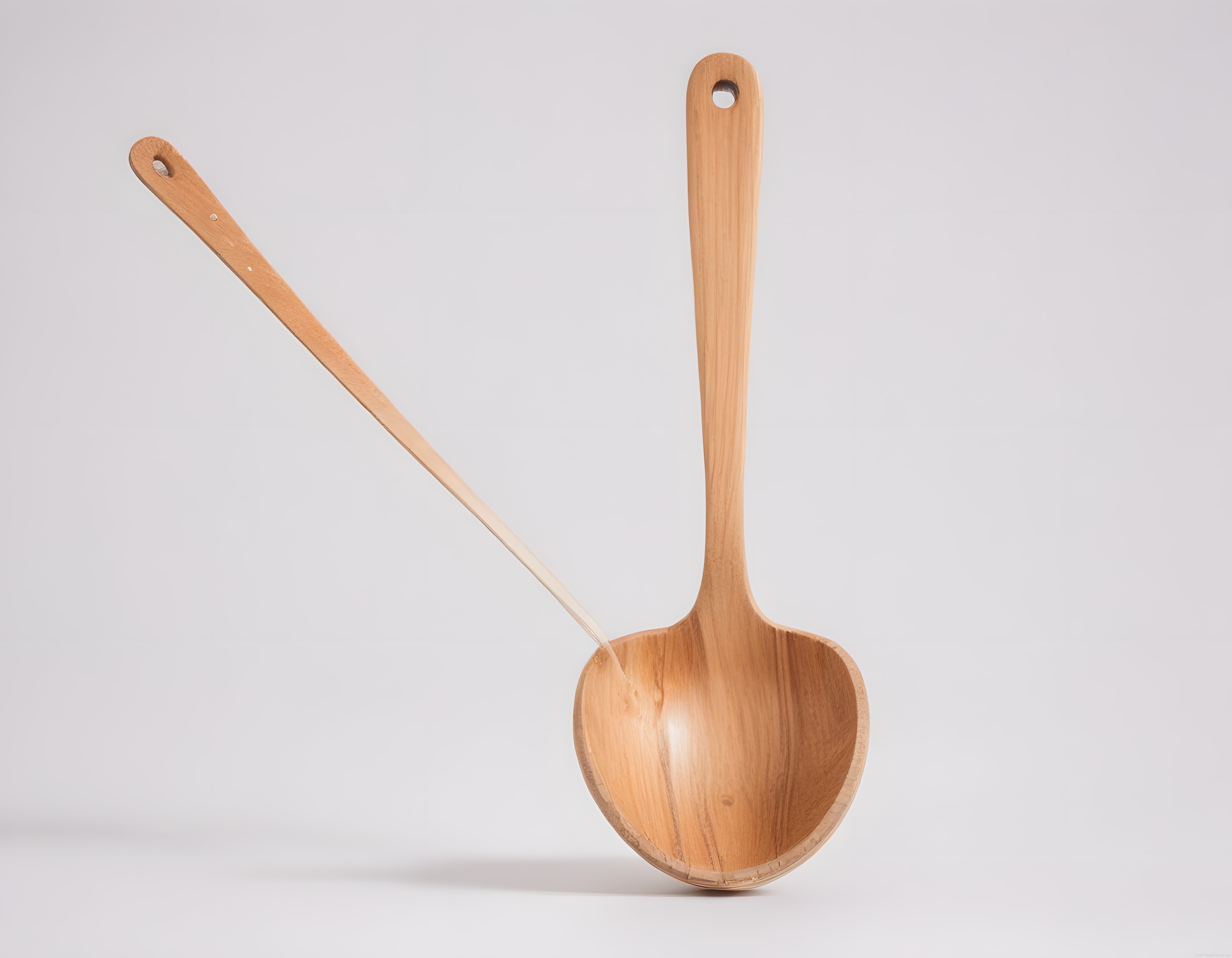 Minimalist Arka Planda Doğal Ahşap Mutfak Kepçesi ve Uzun Saplı Kaşık