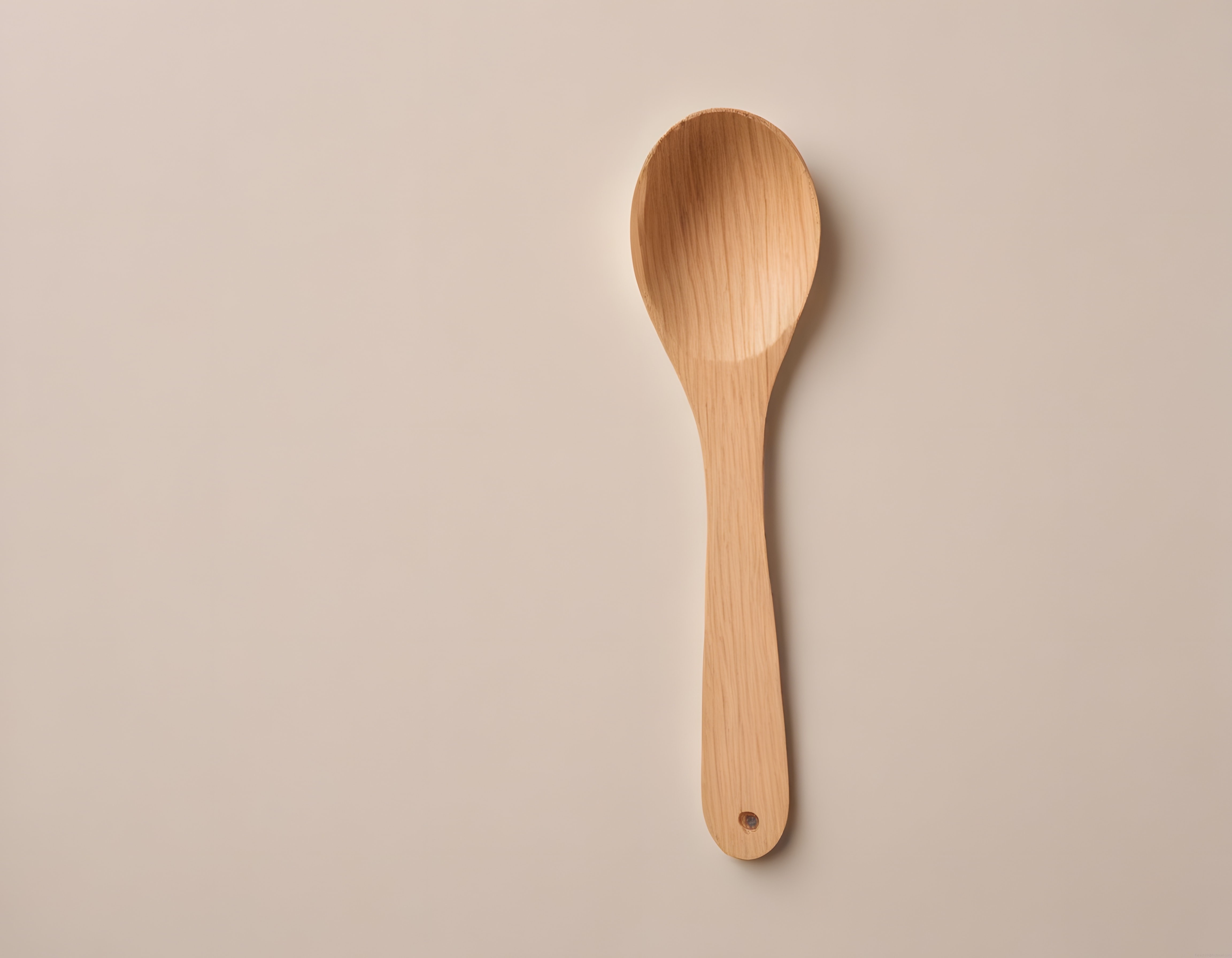 minimalist bej arka planda doğal ahşap mutfak kaşığı ve sade mutfak dekorasyonu