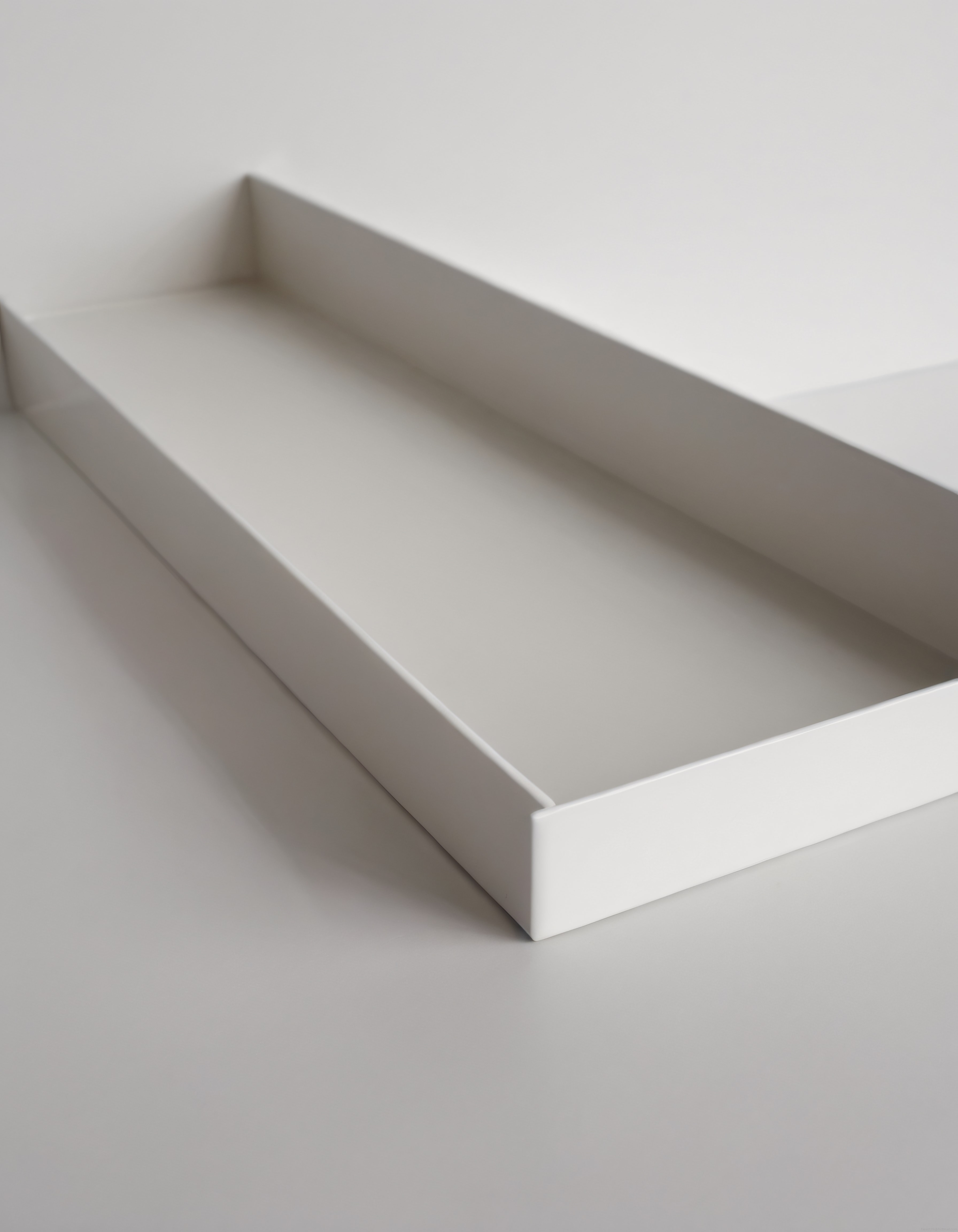 Minimalist Beyaz Dekoratif Tepsi ile Modern Masa ve Ev Styling Fikirleri