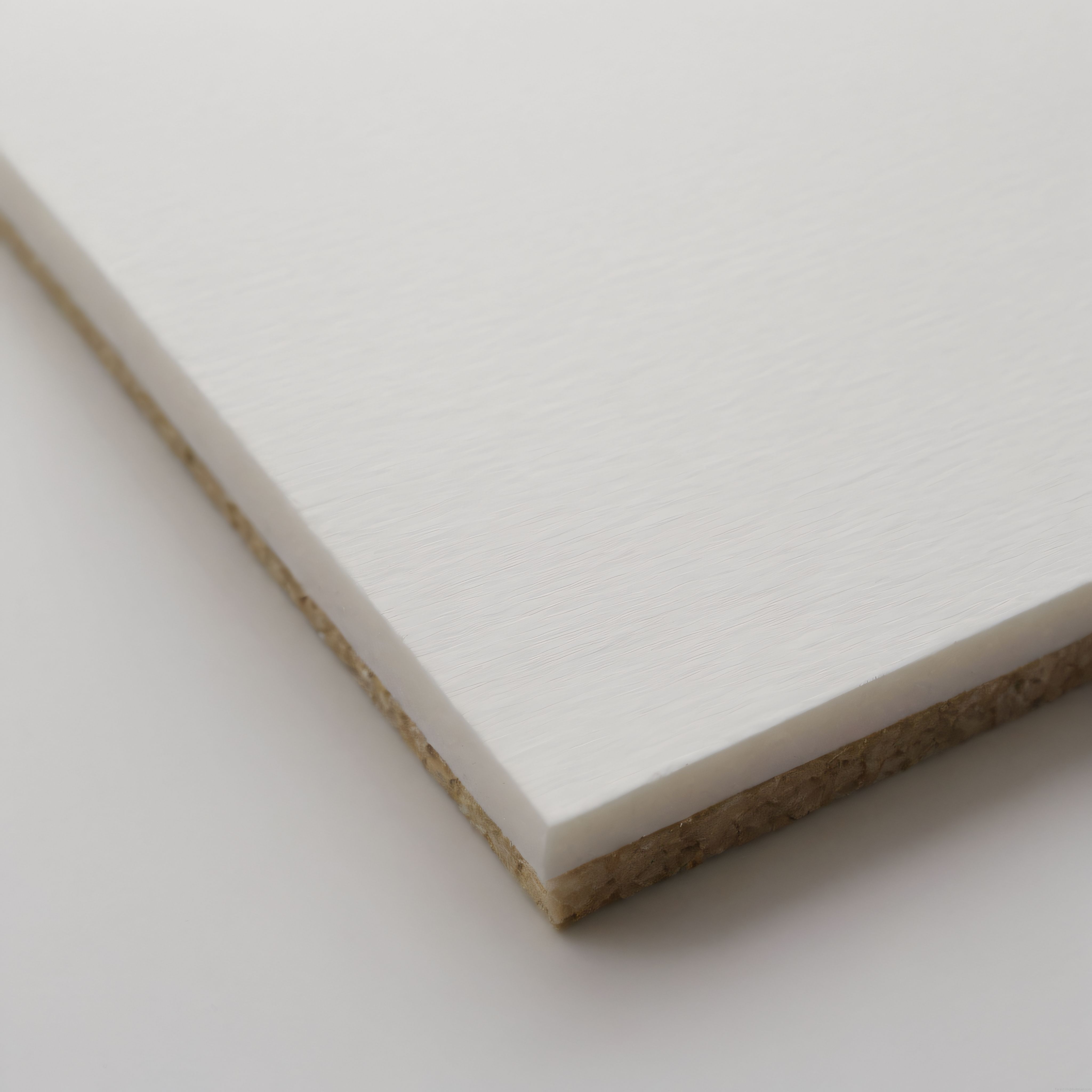 Minimalist Beyaz Kaplama Levha Detayı ve Ham Kenarlı Dekoratif Panel
