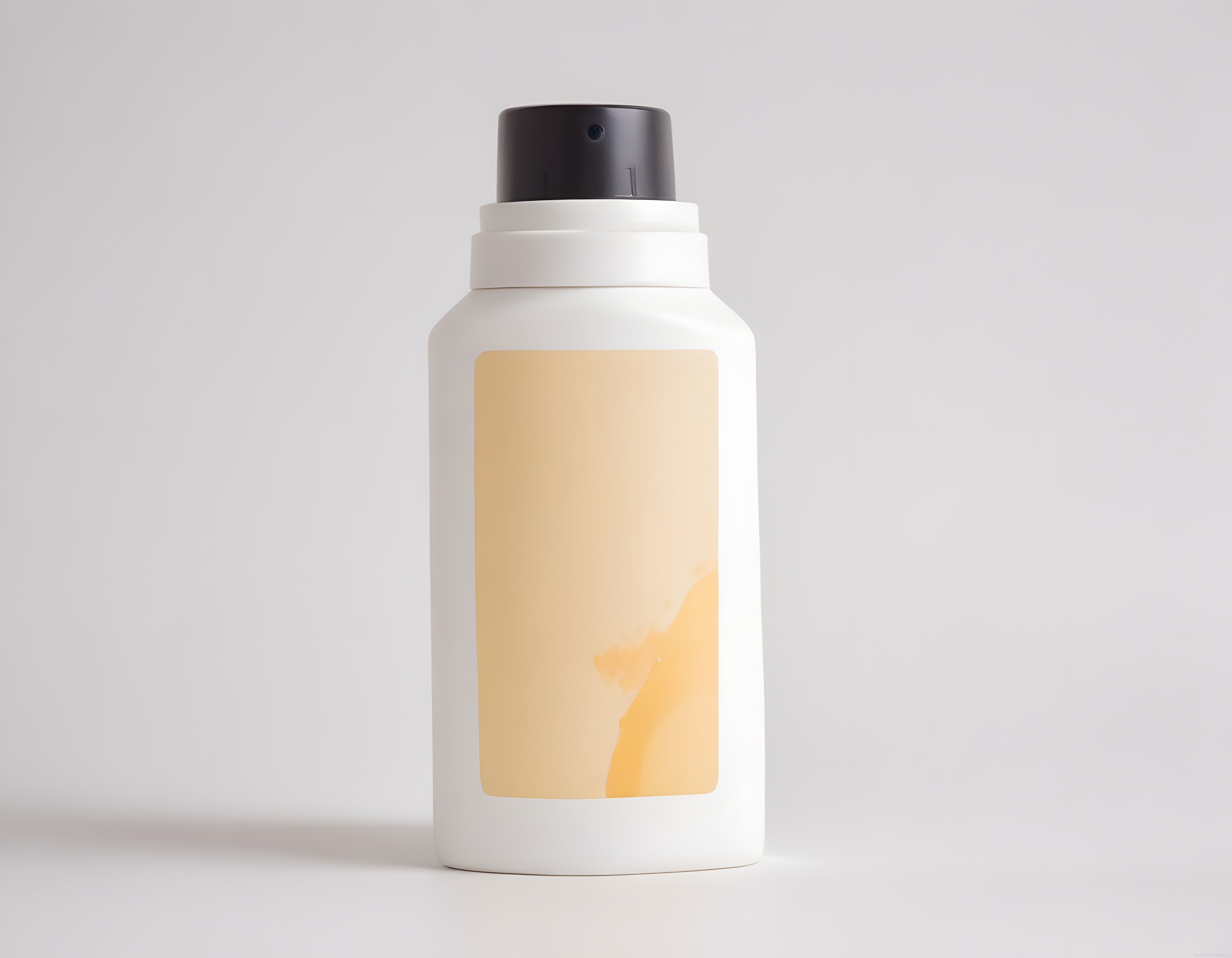 Minimalist Beyaz Sprey Şişesi ile Modern Kozmetik Ürün Tanıtımı