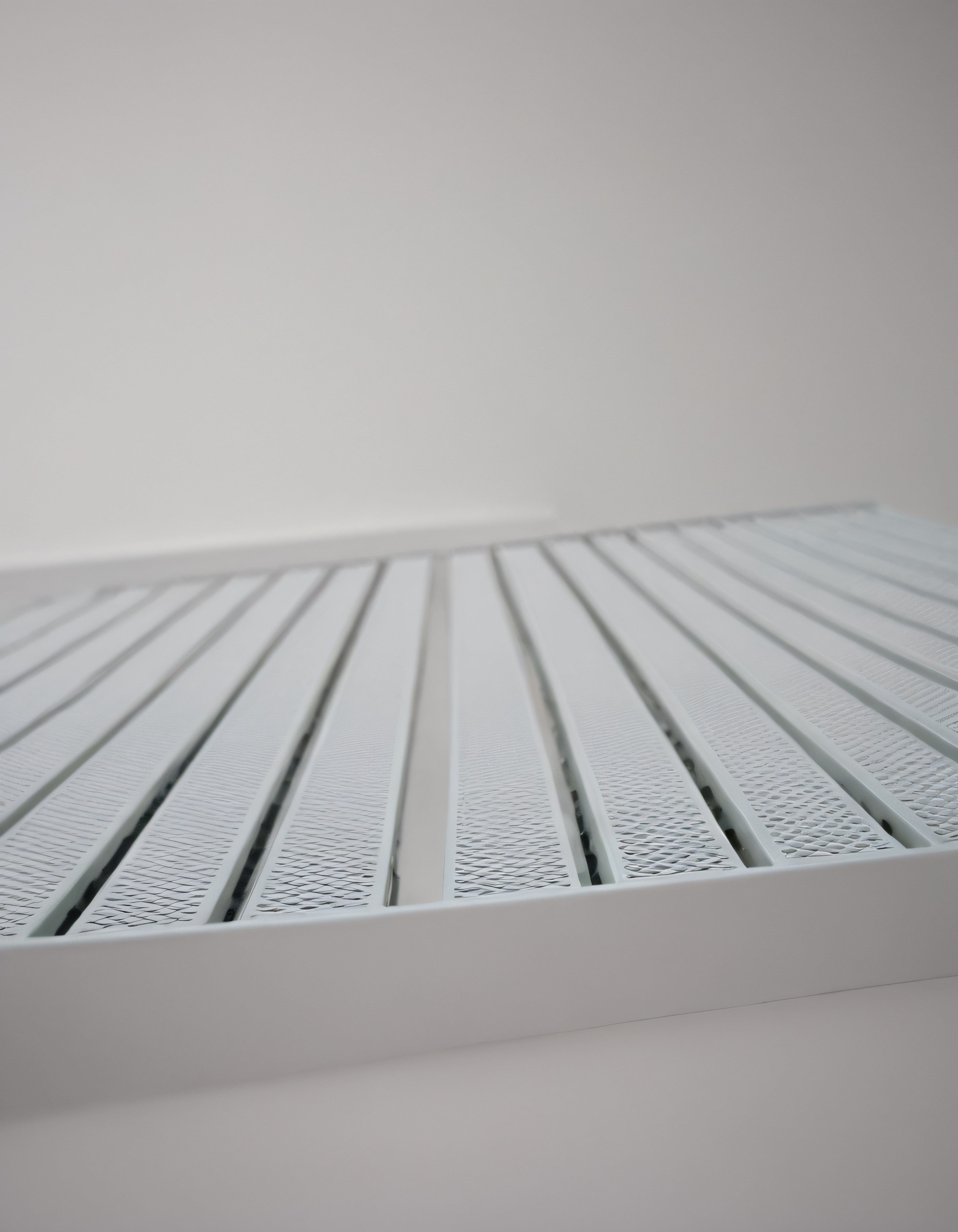 Minimalist beyaz ürün tanıtım sahnesi ve boş ızgara platform arka planı