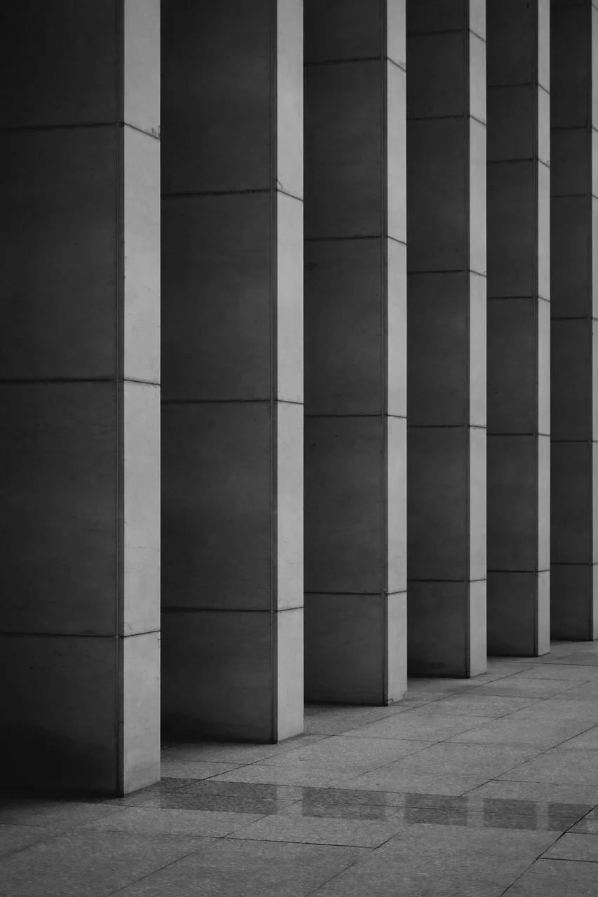 Minimalist siyah beyaz mimari sütun fotoğrafı