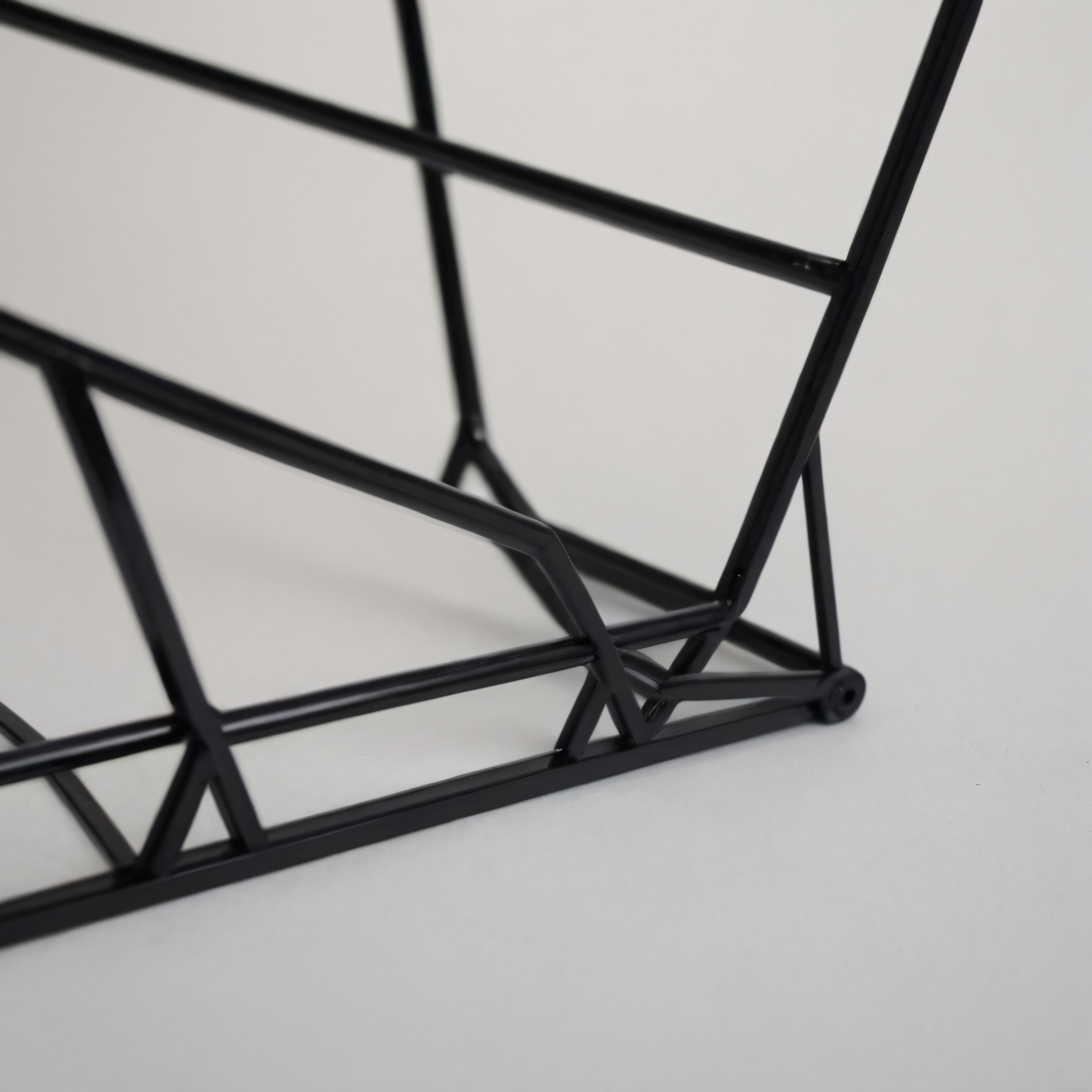 Minimalist Siyah Metal Geometrik Mobilya İskeleti ve Endüstriyel Tasarım Detayı
