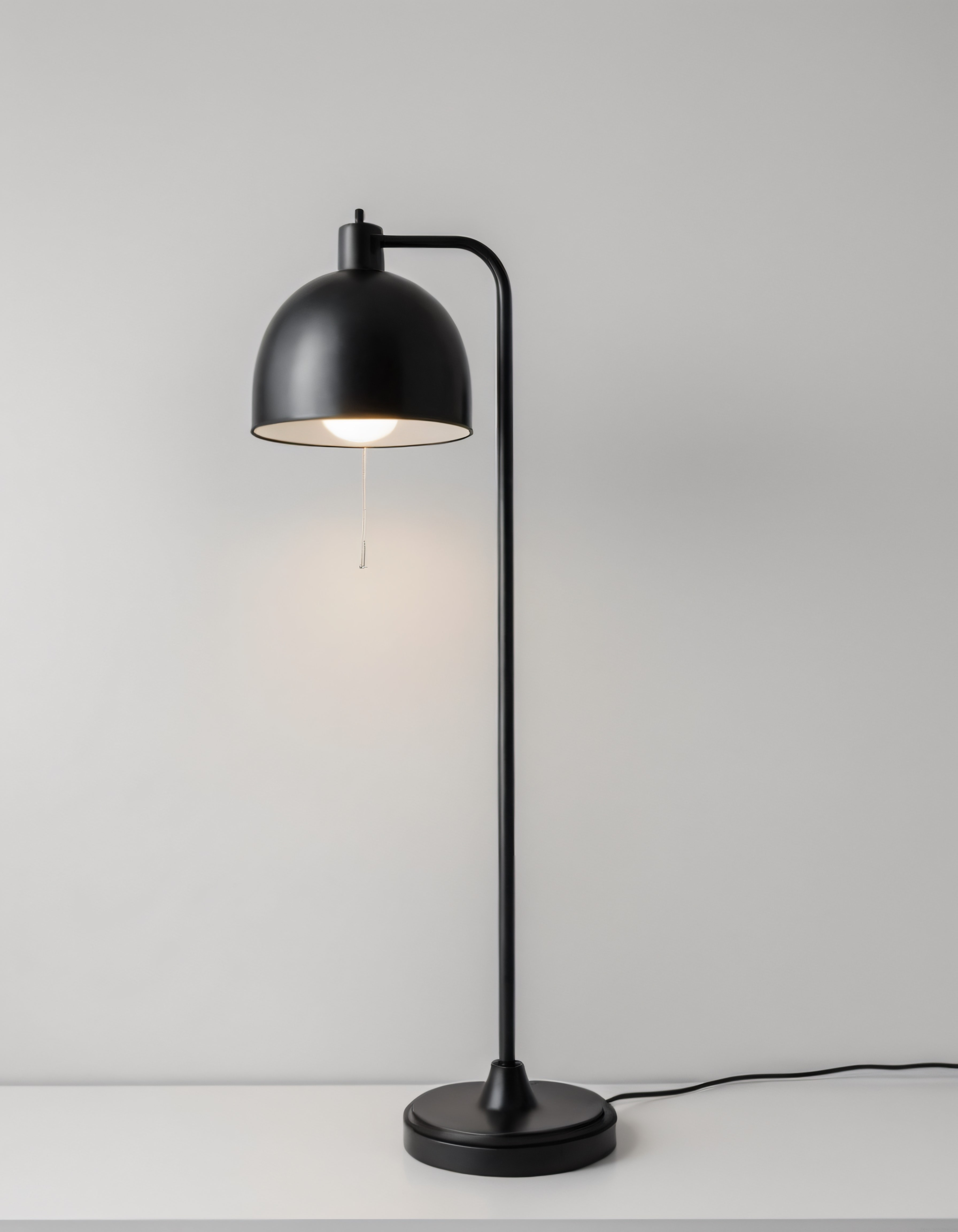 Minimalist Siyah Metal Masa Lambası ve Sade Çalışma Masası Dekoru