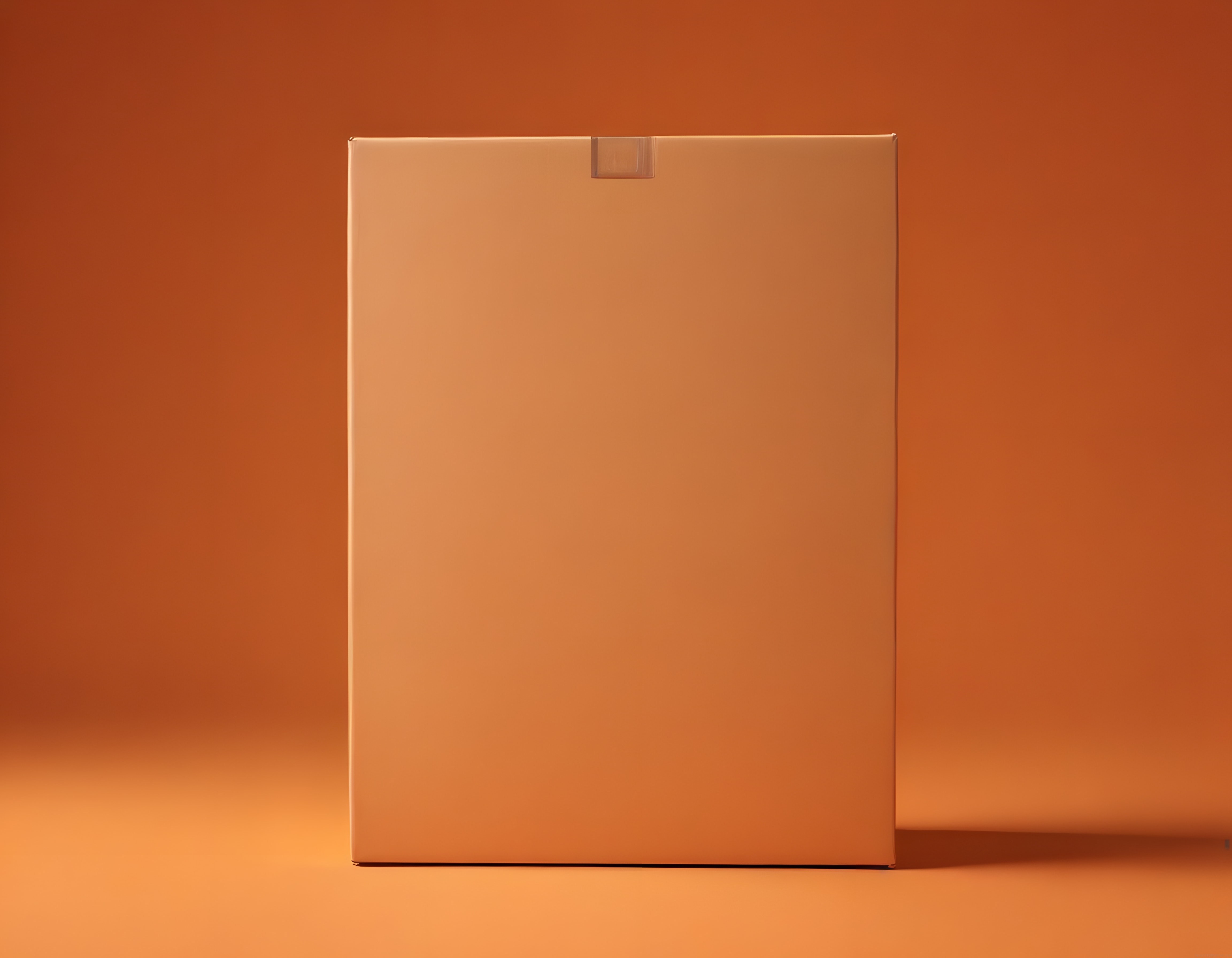 Minimalist Stüdyo Atmosferinde Bantlı Kapalı Kraft Kutu ve Turuncu Fon
