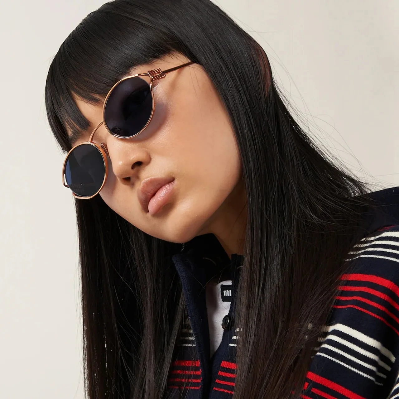 Miu Miu güneş gözlüğü lüks stil fotoğrafı