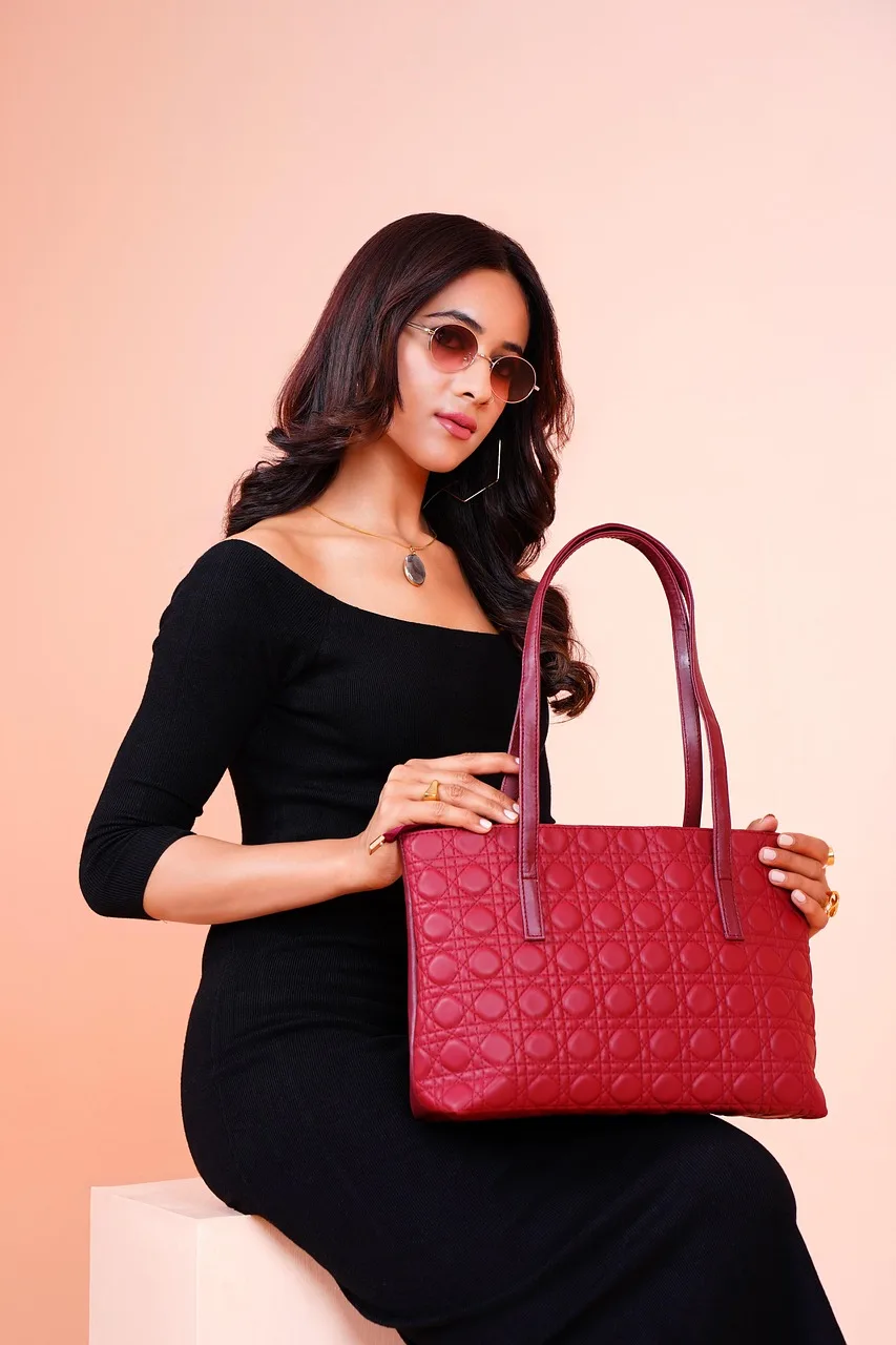 Moda çekimi: çanta ve elbise modeli