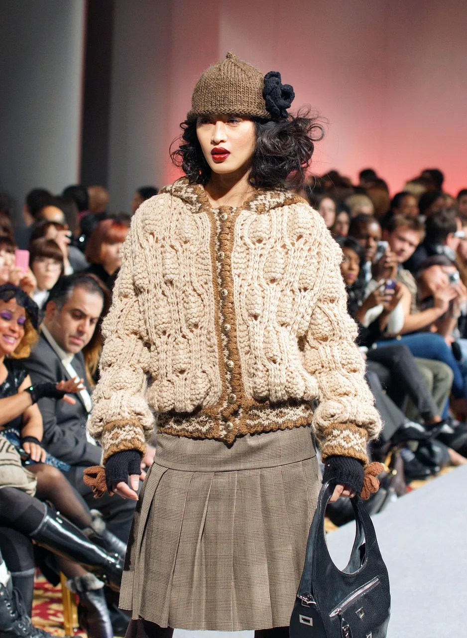 Moda defile podyumu asya modeli örgü ceket