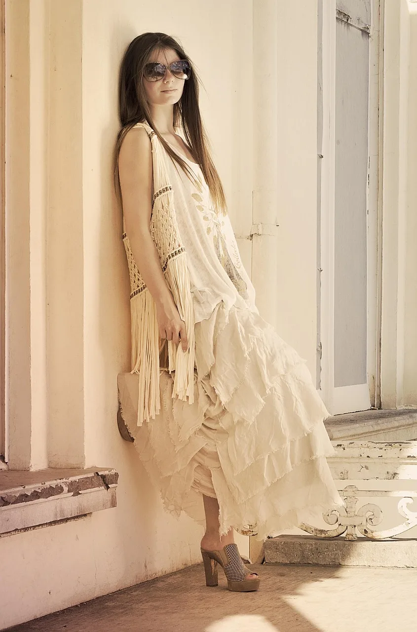 Model kadın yazlık moda fotoğrafı - doğa ve topuklu ayakkabı