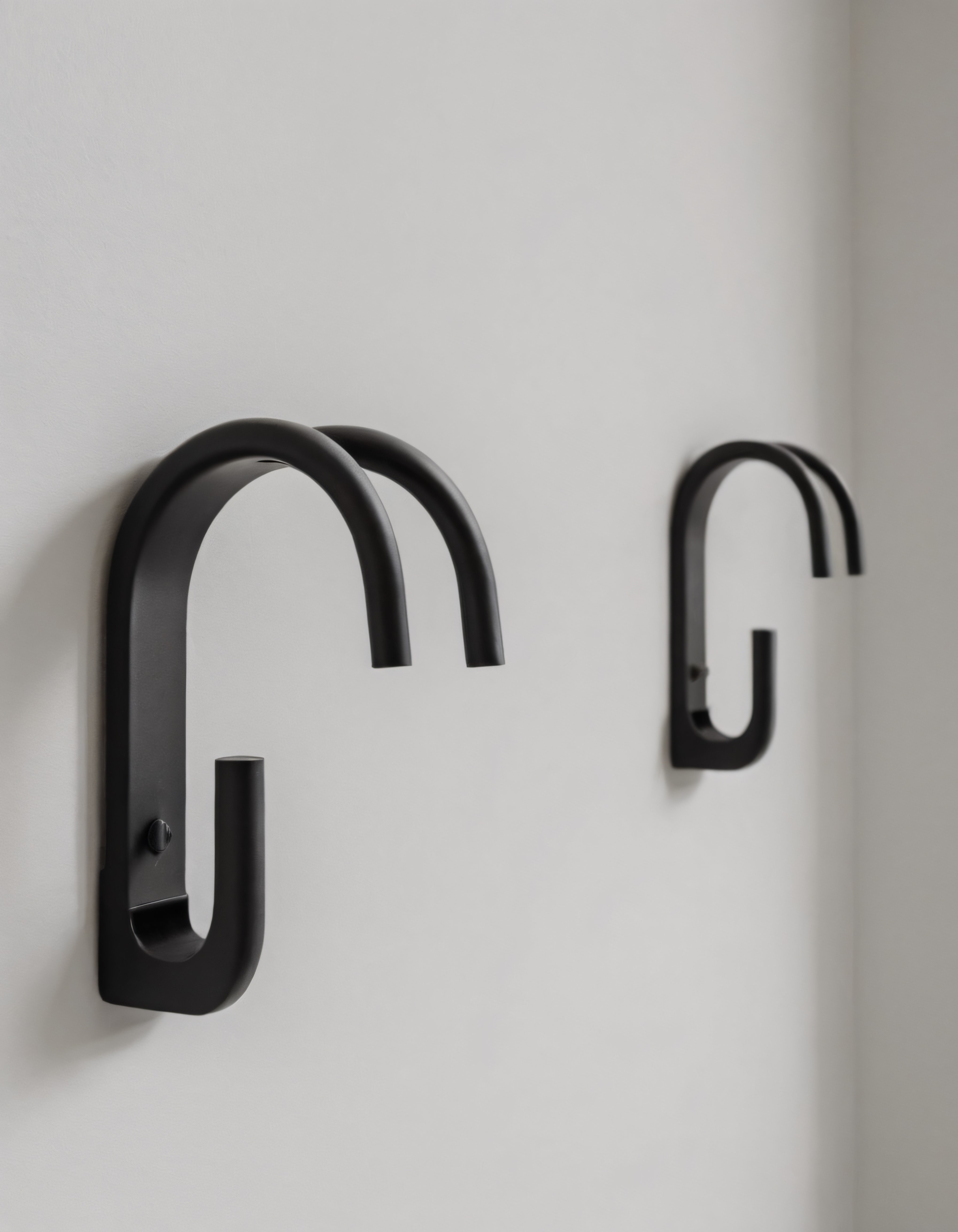 Modern Banyo ve Giriş Duvar Kancaları: Minimalist Siyah Metal Askı Tasarımı