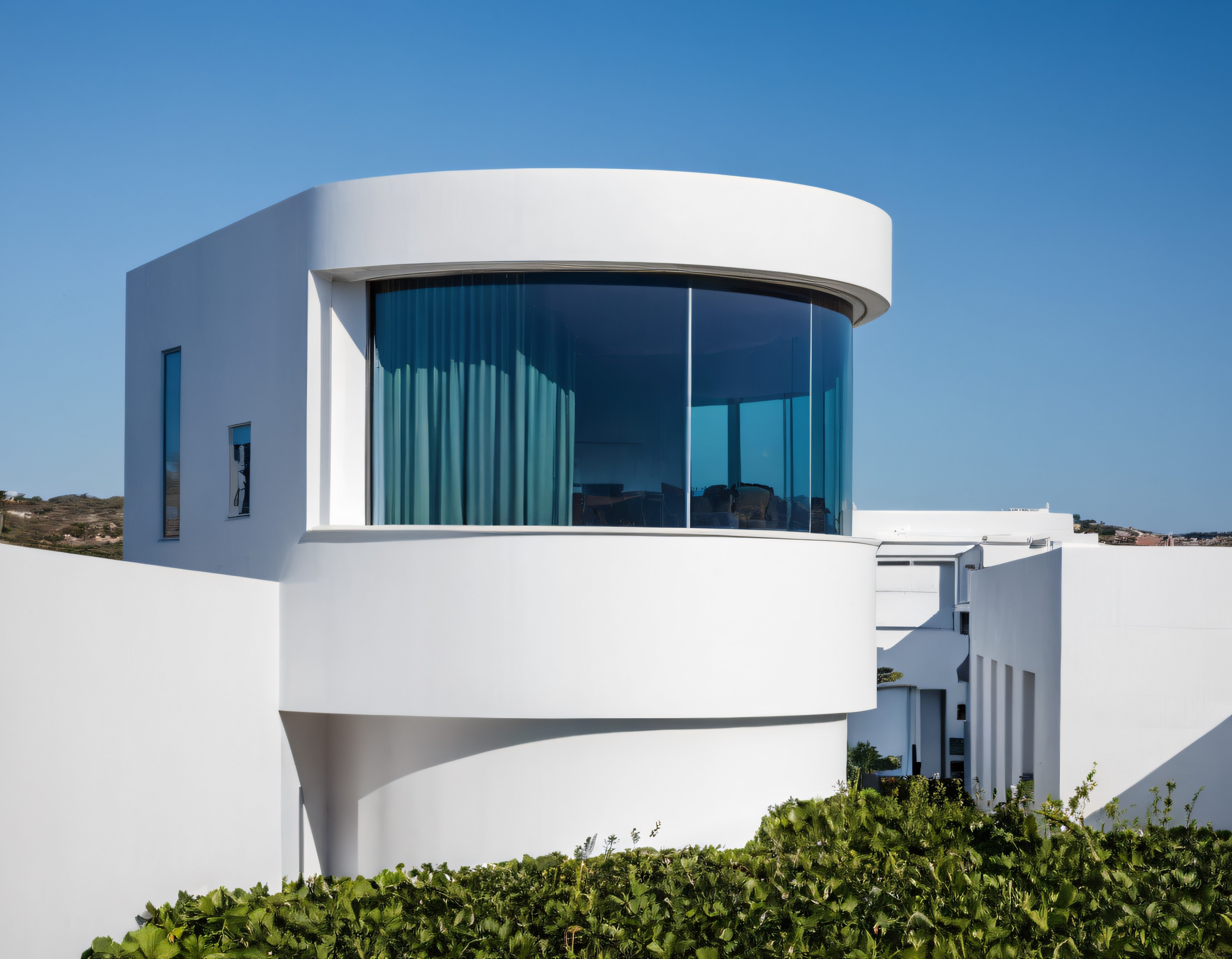 Modern Beyaz Yuvarlak Formlu Minimalist Mimari ve Geniş Cam Cephe Detayı