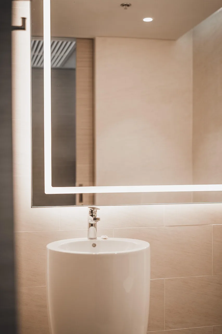 Modern cam ayna ve seramikli banyo tasarımı