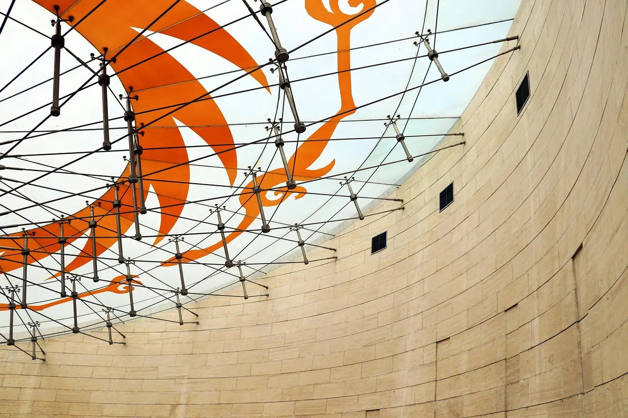 Modern çelik yapı geometrisi - müze içi fotoğraf Modern çelik yapı geometrisi - müze içi fotoğraf